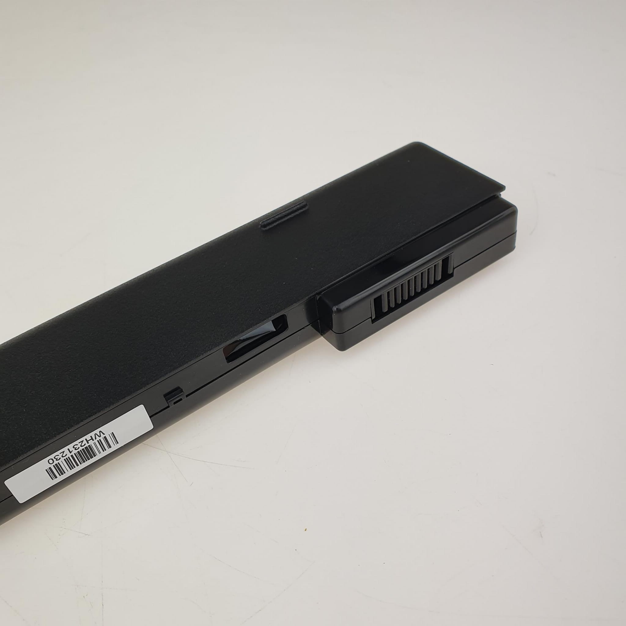 Nowa Bateria do HP ProBook 640 650 G1 | CA06XL 4 Zbliżenie złącza i oznaczenia na czarnej baterii CA06XL do HP ProBook