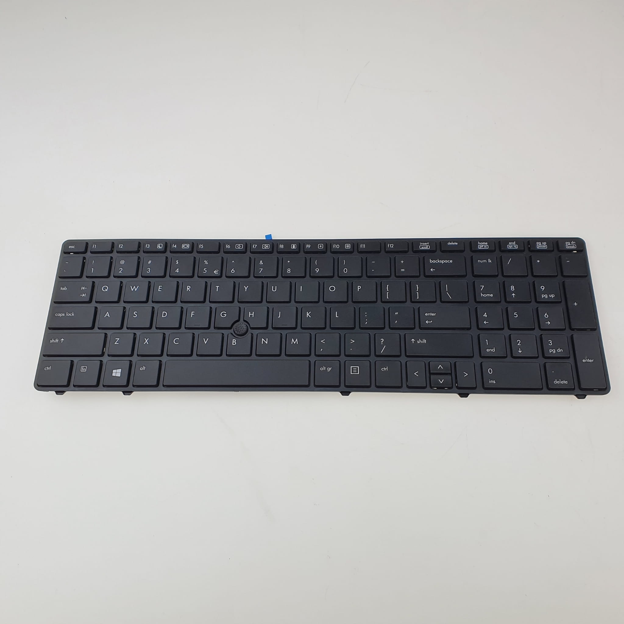Oryginalna Klawiatura HP ProBook 6560b 6570b 2 Czarna klawiatura HP ProBook 6560b i 6570b z blokiem numerycznym, ujęcie od frontu na jasnym tle