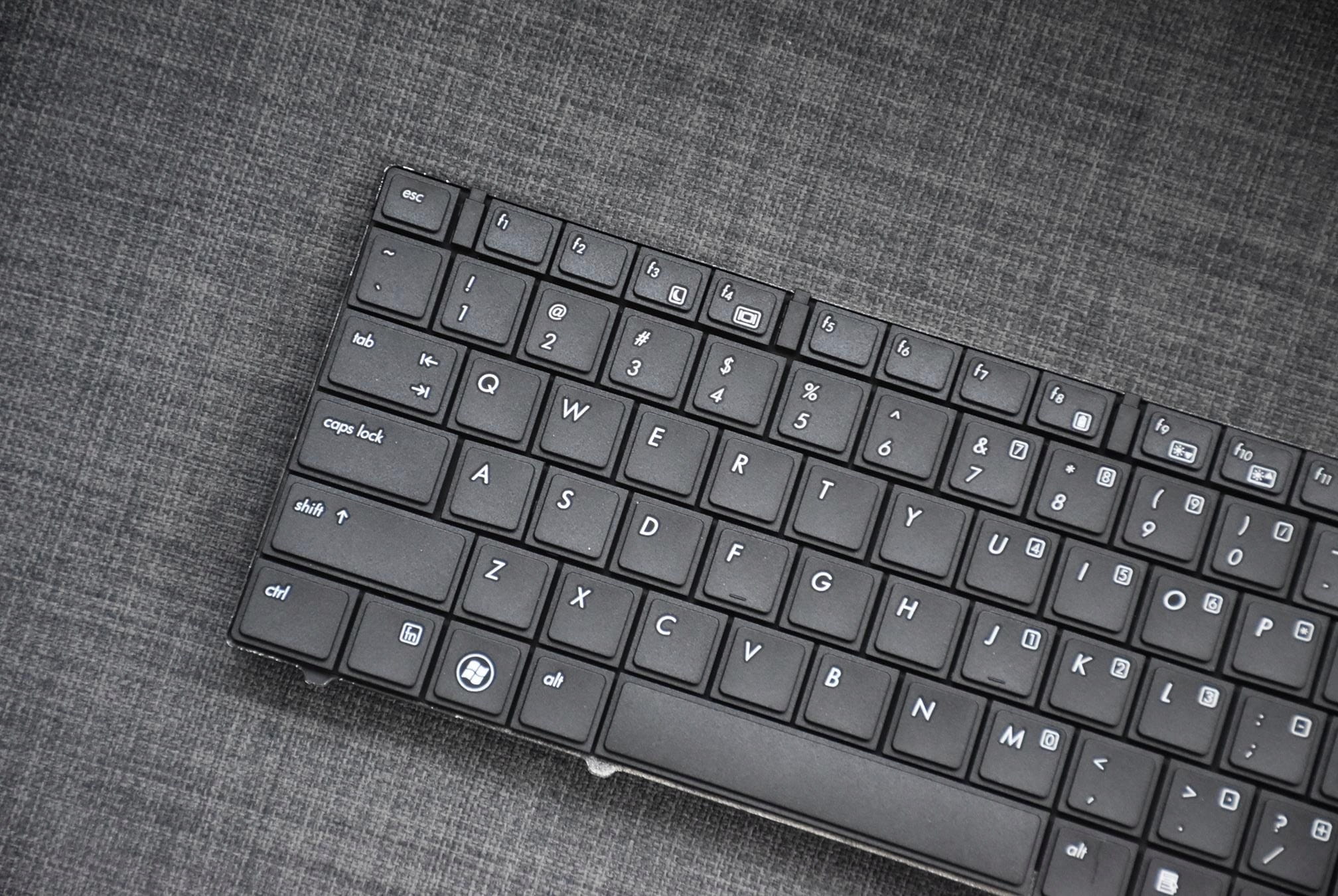 Nowa Klawiatura do HP 6440B 6445B 6450B 6455B 3 Czarna klawiatura laptopowa HP z trackpointem pokazana pod kątem