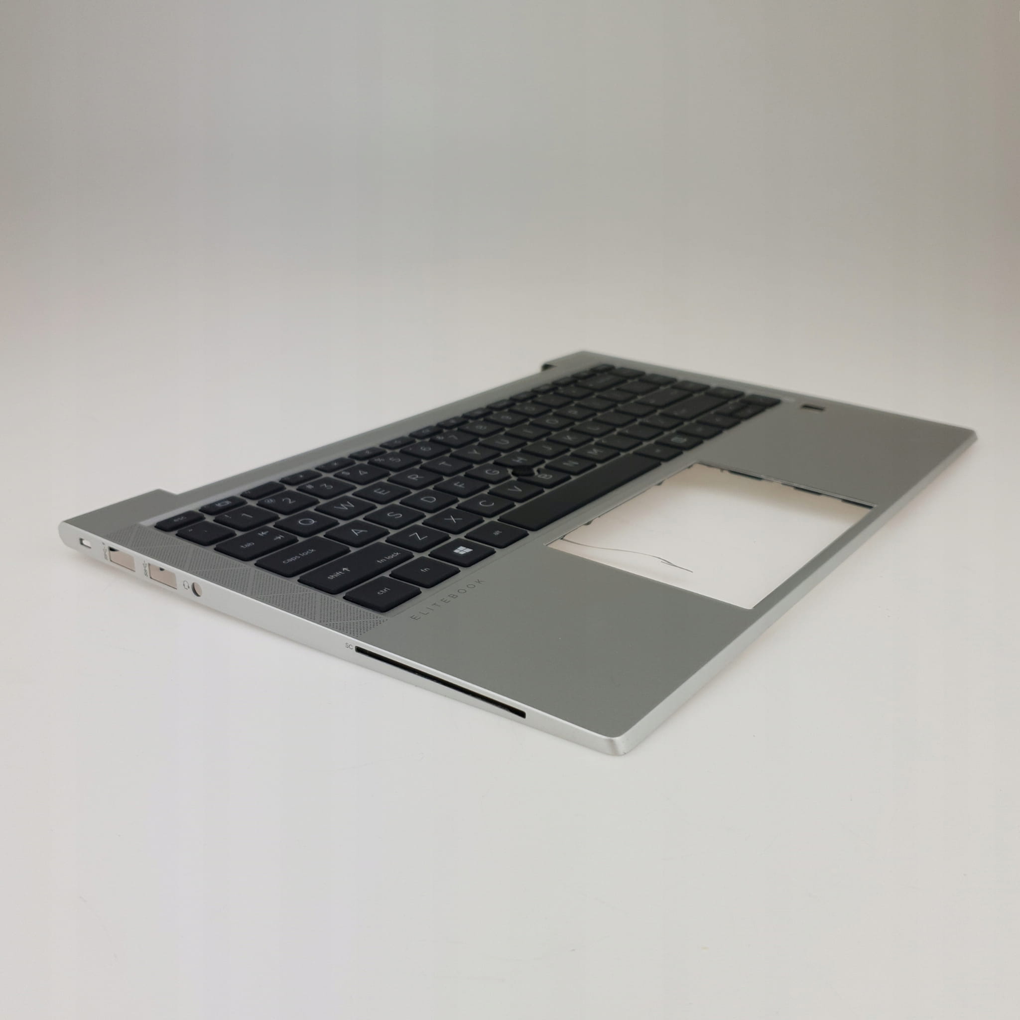 Nowy Palmrest Klawiatura Podświetlana do HP EliteBook 840 845 G7 G8 3 Srebrny palmrest z klawiaturą do HP EliteBook 840 i 845 G7/G8, widok z lewej strony
