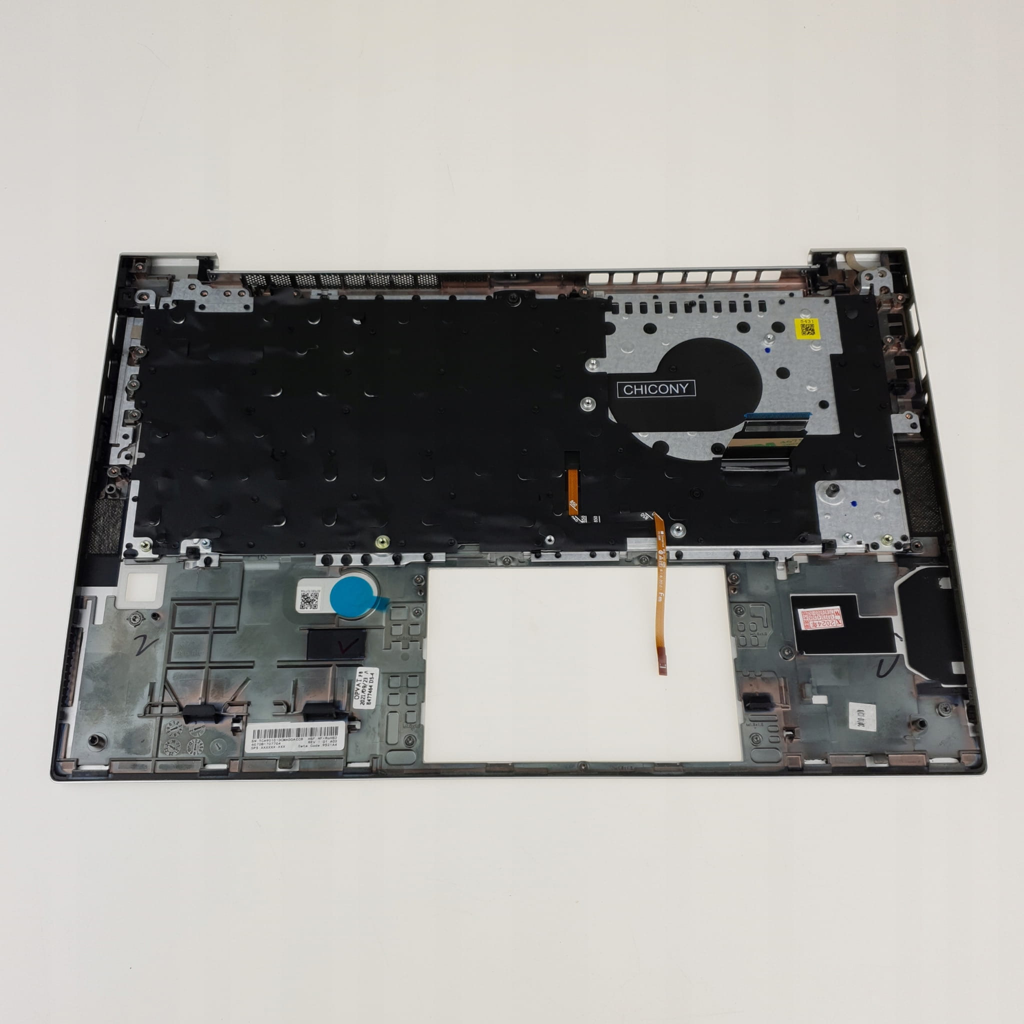 Nowy Palmrest Klawiatura Podświetlana do HP EliteBook 840 845 G7 G8 5 Spodnia strona palmrestu HP EliteBook z mechanizmem klawiatury i taśmą połączeniową