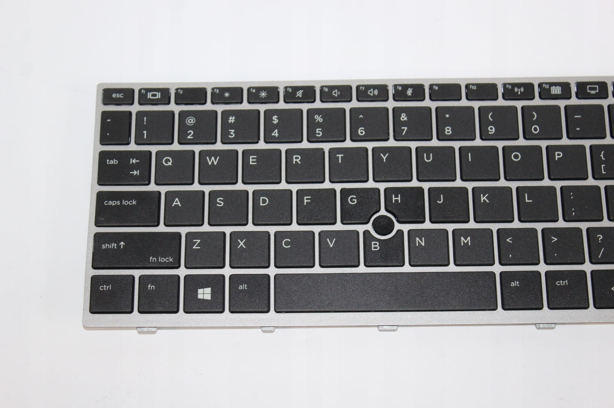 Nowa Klawiatura do HP EliteBook 755 850 G5 G6 Zbook 15u G5 5 Zbliżenie środkowej części klawiatury HP z czarnymi klawiszami i trackpointem