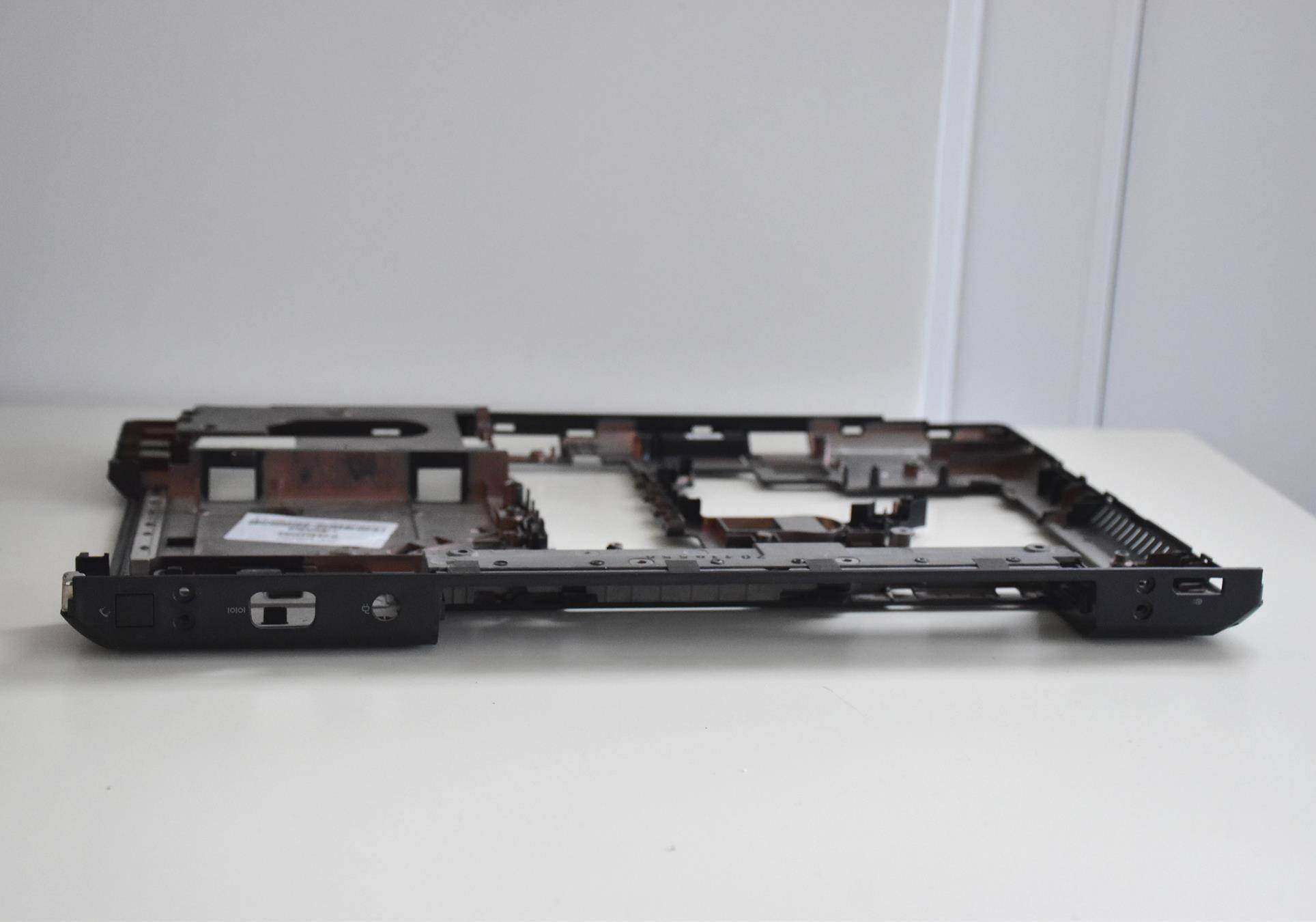 Nowa Dolna Obudowa Kadłubek HP 6560b 3 Dolna obudowa HP ProBook 6560b widziana od strony przedniej krawędzi