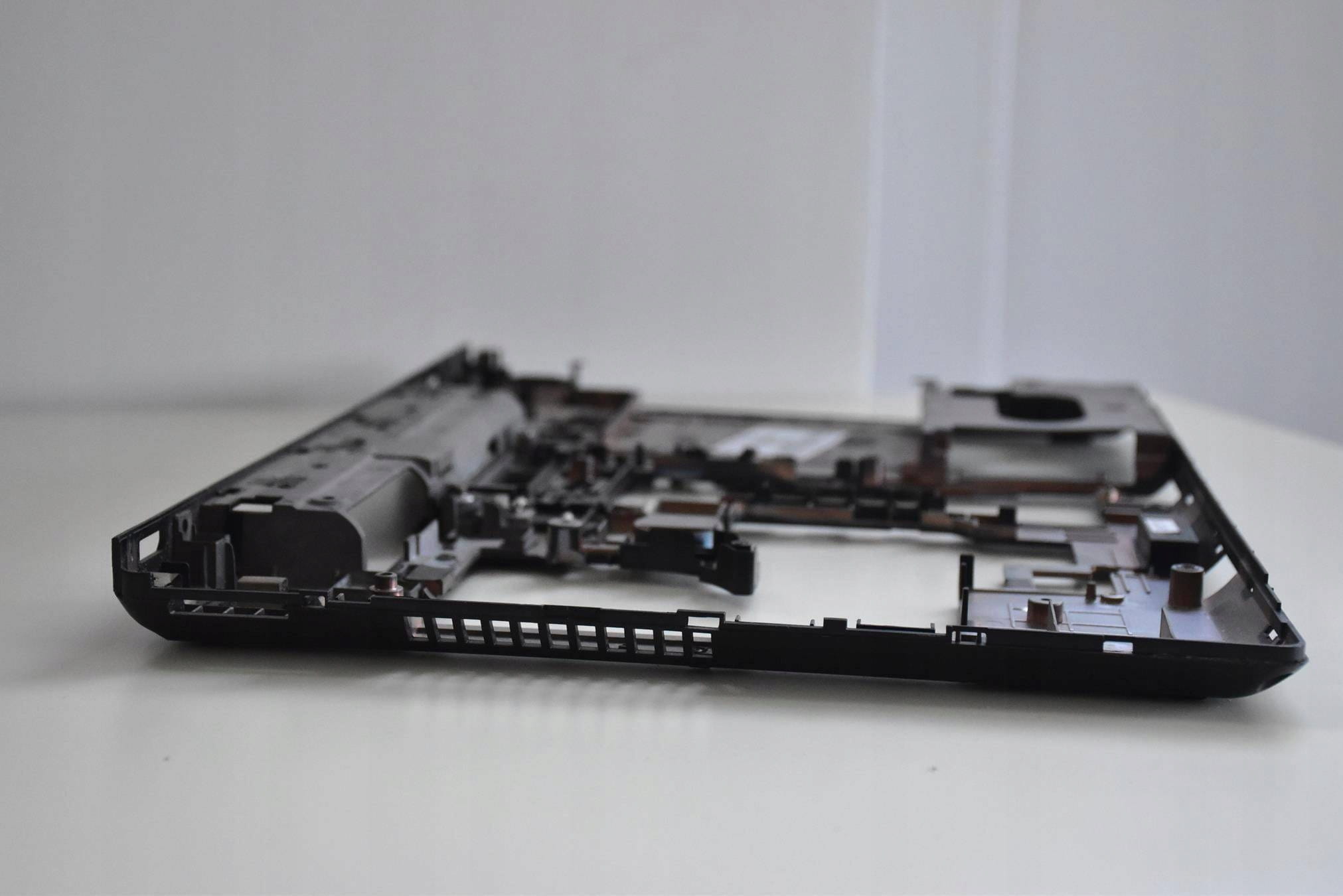Nowa Dolna Obudowa Kadłubek HP 6560b 4 Boczna krawędź dolnej obudowy kadłubka HP ProBook 6560b z otworami wentylacyjnymi