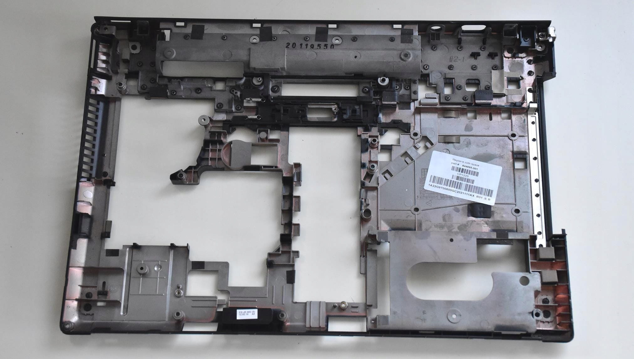 Nowa Dolna Obudowa Kadłubek HP 6560b 5 Wewnętrzna strona dolnego kadłubka HP ProBook 6560b z elementami montażowymi