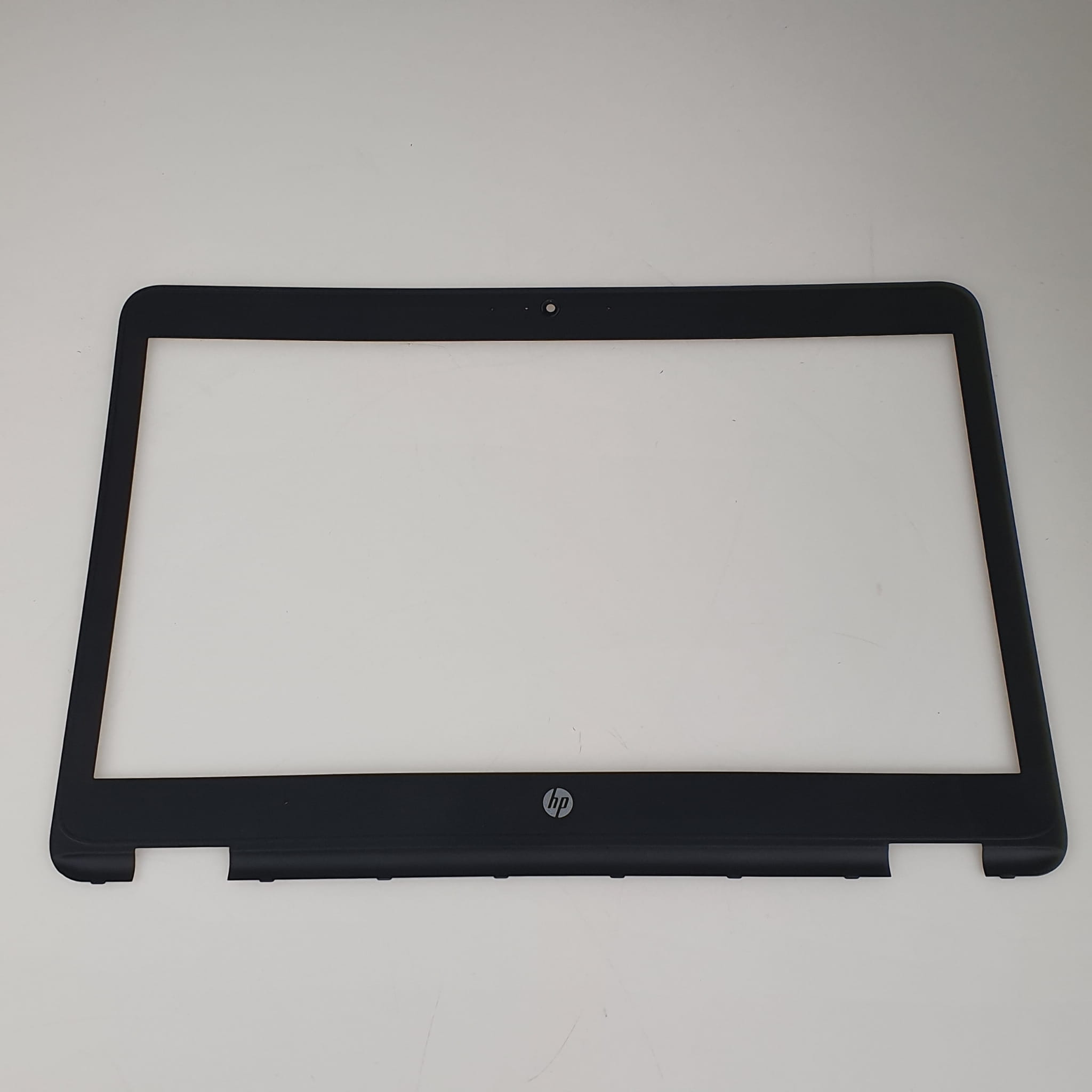 Ramka Matrycy do HP EliteBook 840 G3 G4 | 821160-001 2 Przednia strona czarnej ramki matrycy do HP EliteBook 840 G3 G4 na jasnym tle