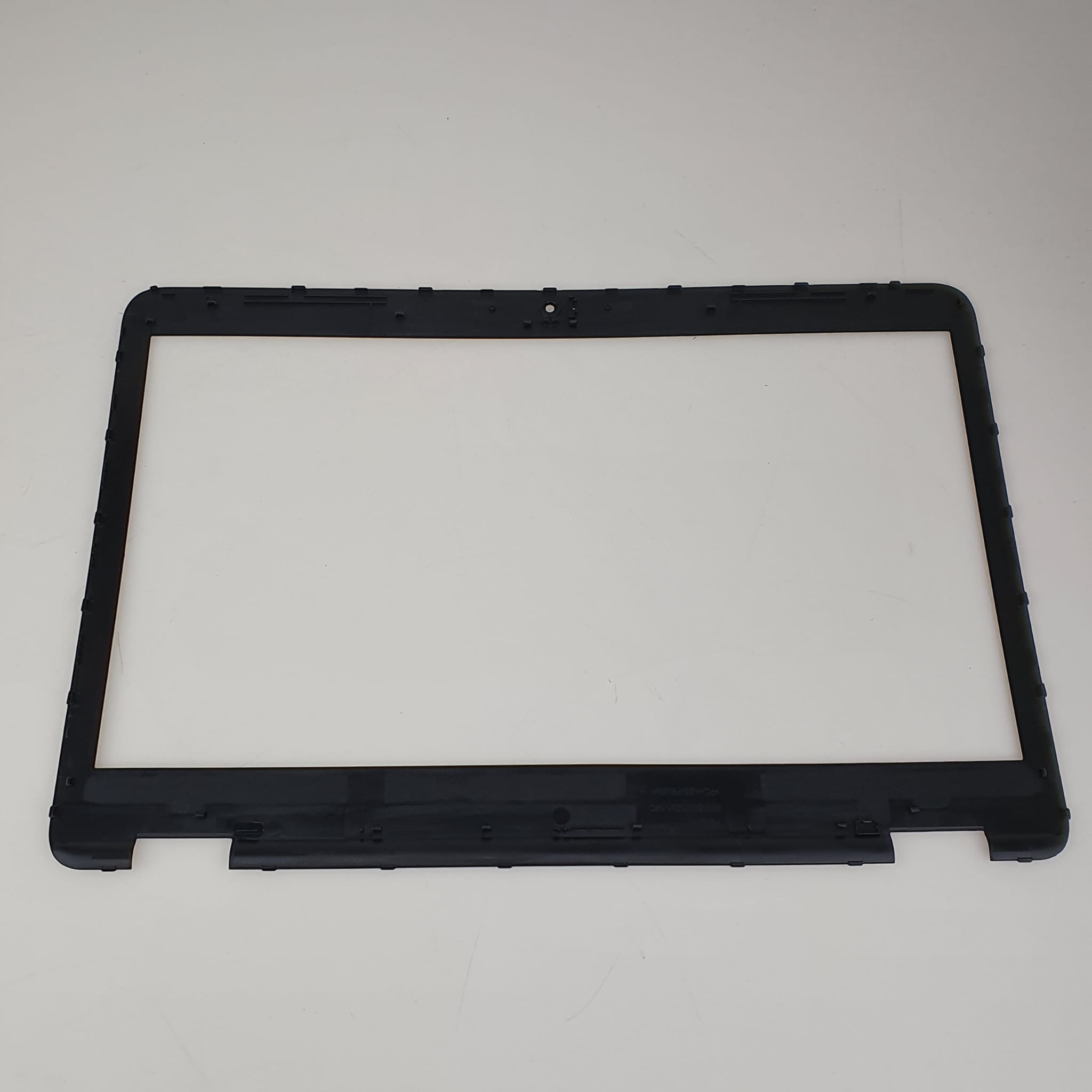 Ramka Matrycy do HP EliteBook 840 G3 G4 | 821160-001 3 Tylna strona czarnej ramki matrycy HP EliteBook 840 G3 G4 z widocznymi zaczepami montażowymi