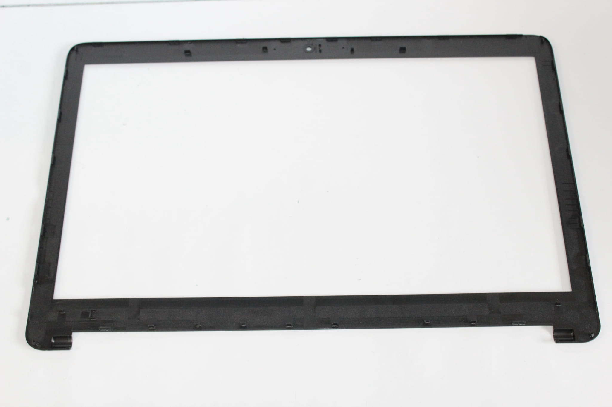 Nowa Ramka Matrycy do HP ProBook 650 655 G1 2 Tylna strona czarnej ramki matrycy do HP ProBook 650 i 655 G1 z zaczepami montażowymi