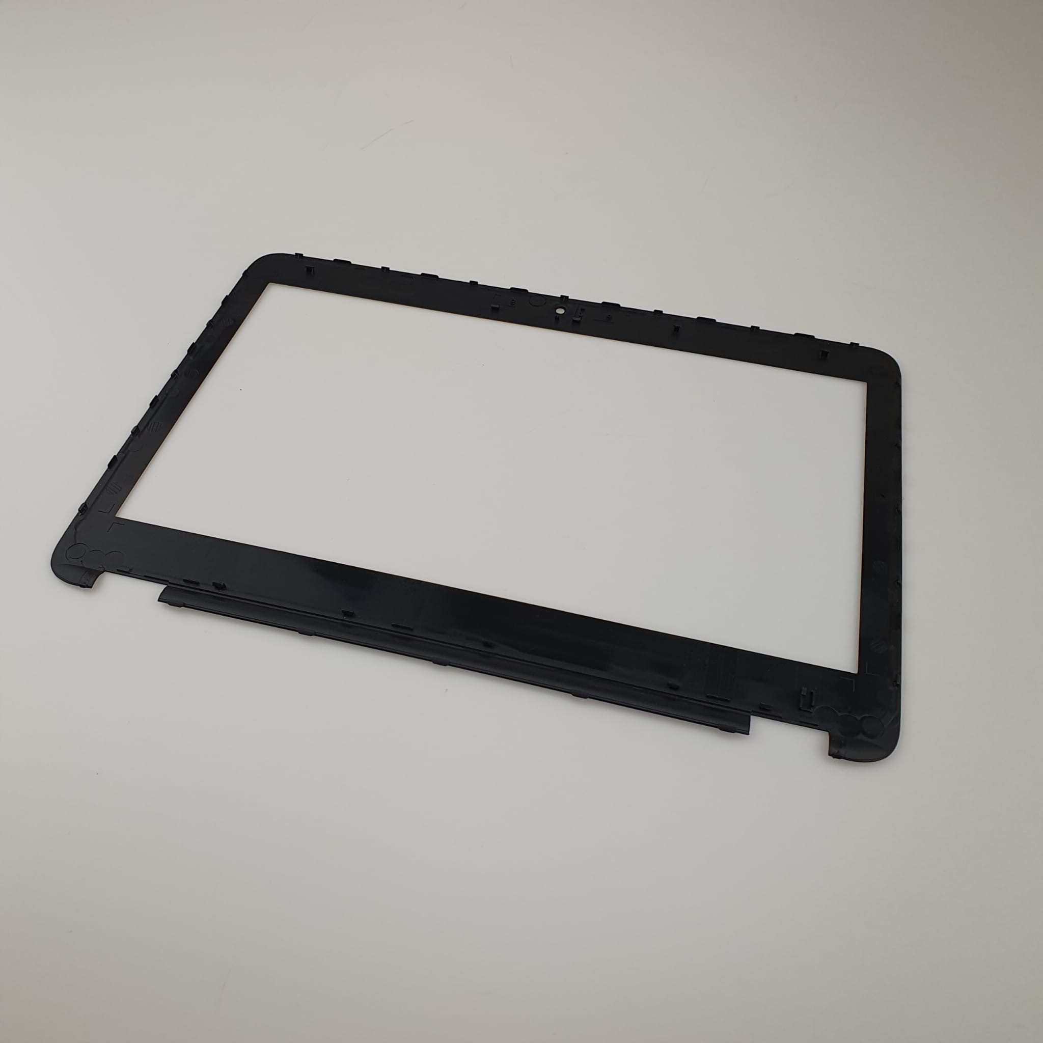 Nowa Ramka Matrycy HP EliteBook 725 820 G3 G4 4 Tylna strona ramki matrycy HP EliteBook 725 820 G3 G4, widok pod kątem