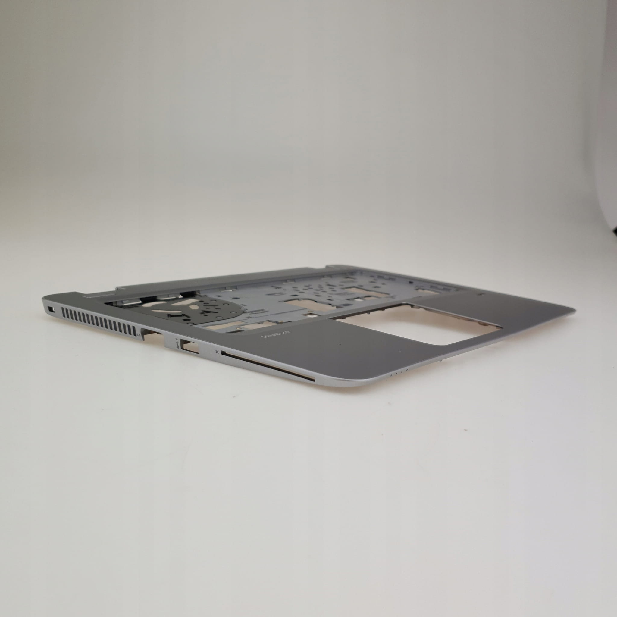 Palmrest do HP EliteBook 840 G3 G4 | 821173-001 4 Boczny widok szarego palmrestu HP EliteBook 840 G3 G4 z otworem na touchpad