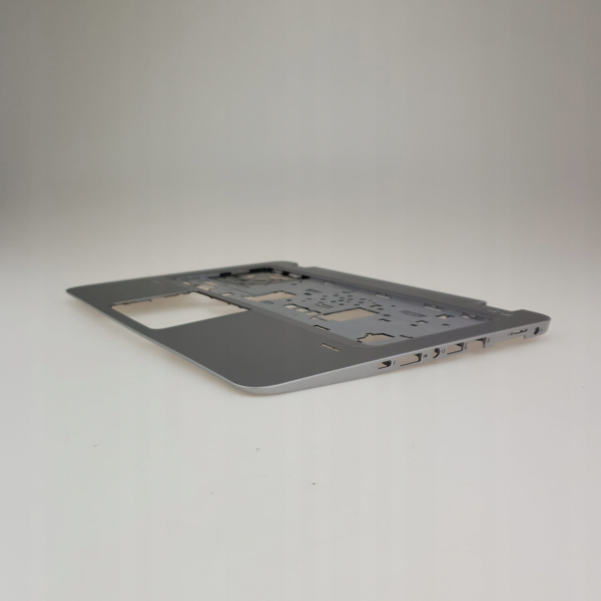 Palmrest do HP EliteBook 840 G3 G4 | 821173-001 5 Palmrest HP EliteBook 840 G3 G4 pokazany pod kątem od strony bocznych portów