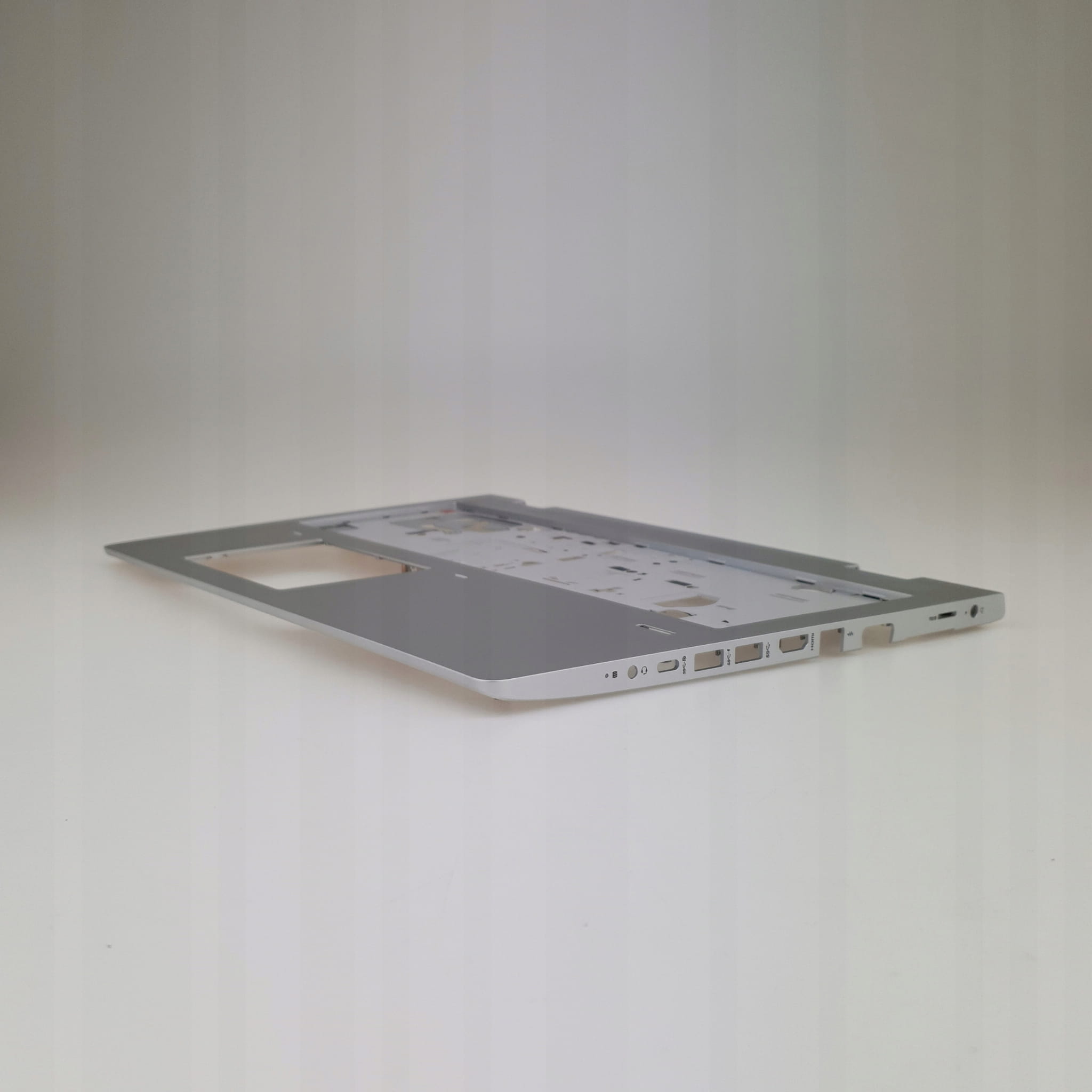 Palmrest do HP ProBook 650 G4 | L09603-001 4 Boczny widok srebrnego palmrestu do HP ProBook 650 G4 z otworami montażowymi