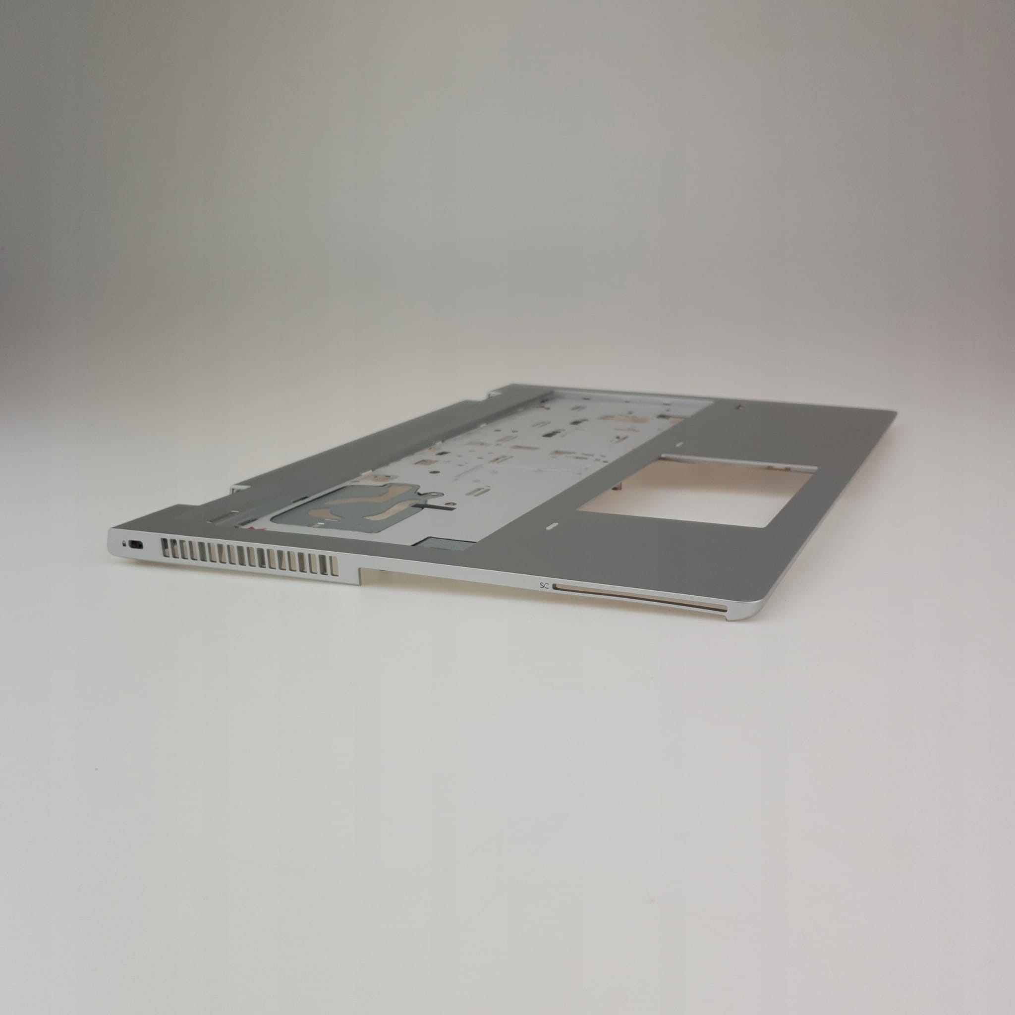 Palmrest do HP ProBook 650 G4 | L09603-001 5 Palmrest HP ProBook 650 G4 w ujęciu pod kątem z widoczną kratką wentylacyjną