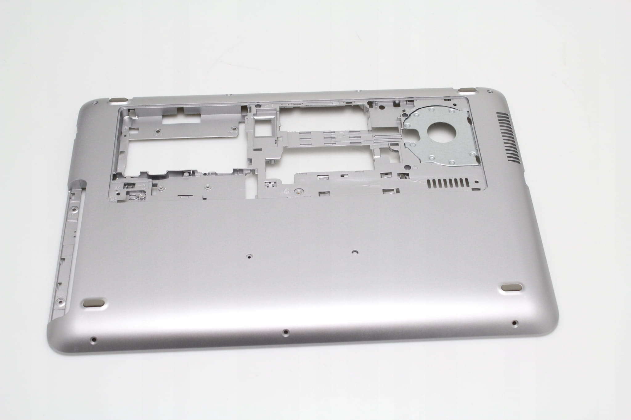 Nowa Dolna Obudowa Kadłubek do HP ProBook 450 G4 4 Srebrna dolna obudowa HP ProBook 450 G4 z widocznymi otworami i elementami montażowymi