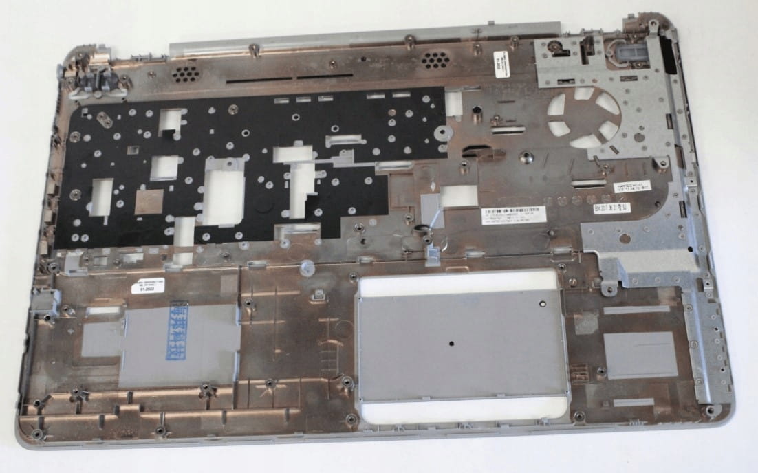 Nowy Palmrest HP 650 G2 655 G2 3 Spodnia strona palmrestu HP 650 G2 i 655 G2 z mocowaniami oraz otworami montażowymi