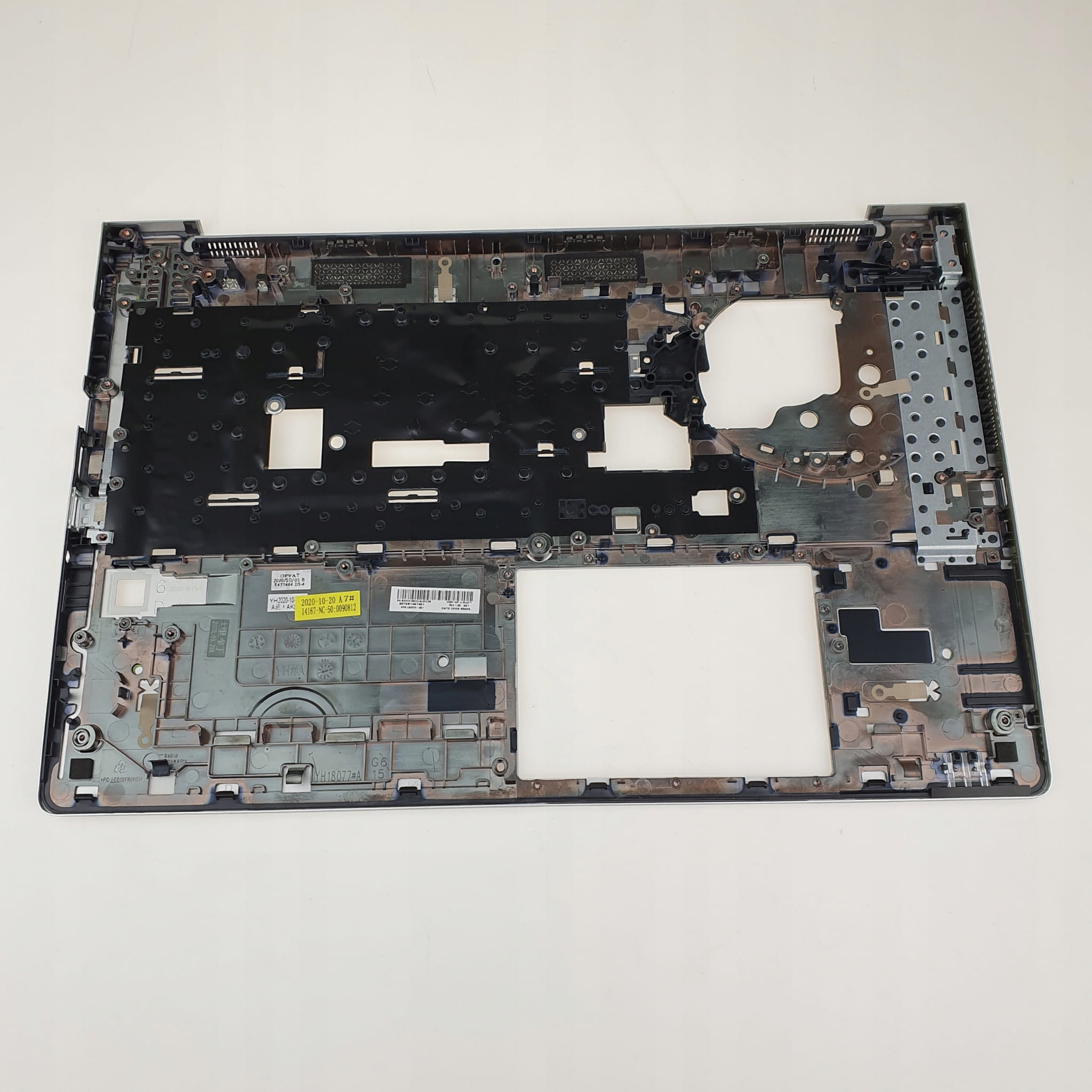 Nowy Palmrest do HP EliteBook 755 850 G5 G6 3 Wewnętrzna strona palmrestu HP EliteBook 755 i 850 G5 G6 z mocowaniami