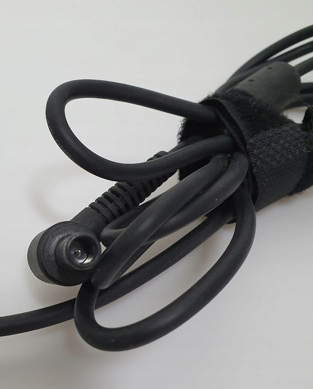 Zasilacz HP 19.5V 3.33A 65W + Przejściówka 3 Zwinięty przewód zasilacza HP z czarną końcówką i paskiem do spięcia kabla