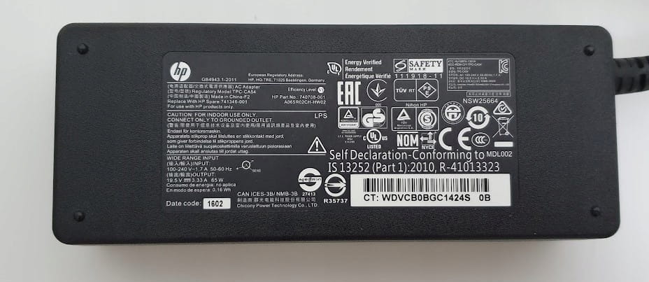 Zasilacz HP 19.5V 3.33A 65W + Przejściówka 4 Etykieta techniczna na obudowie zasilacza HP 65 W