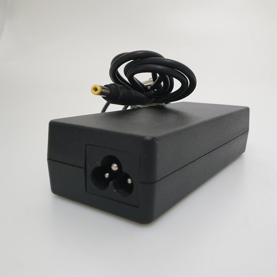 Zasilacz HP 18.5V 3.5A 65W PA-1650-02HP 2 Czarny zasilacz HP z przewodem zasilającym i żółtą końcówką na jasnym tle
