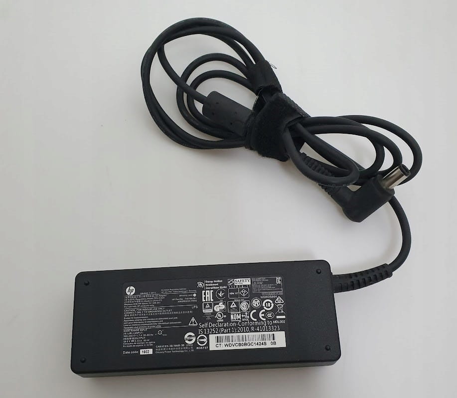 Zasilacz HP 19.5V 3.33A 65W 5 Zasilacz HP z przewodem, zwiniętym kablem i okrągłą wtyczką z bolcem