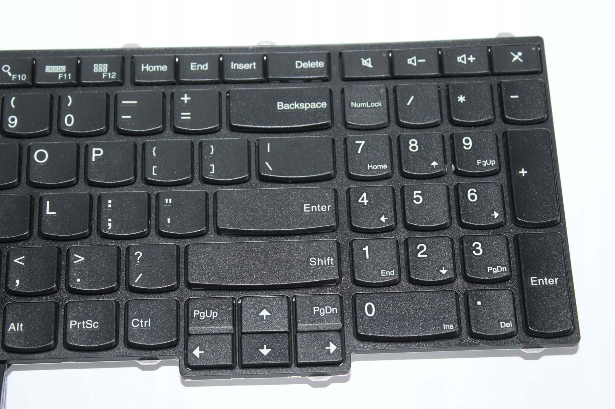 Nowa Klawiatura Lenovo ThinkPad P50 P51 P70 P71 2 Zbliżenie prawej części klawiatury Lenovo ThinkPad z blokiem numerycznym i klawiszami strzałek