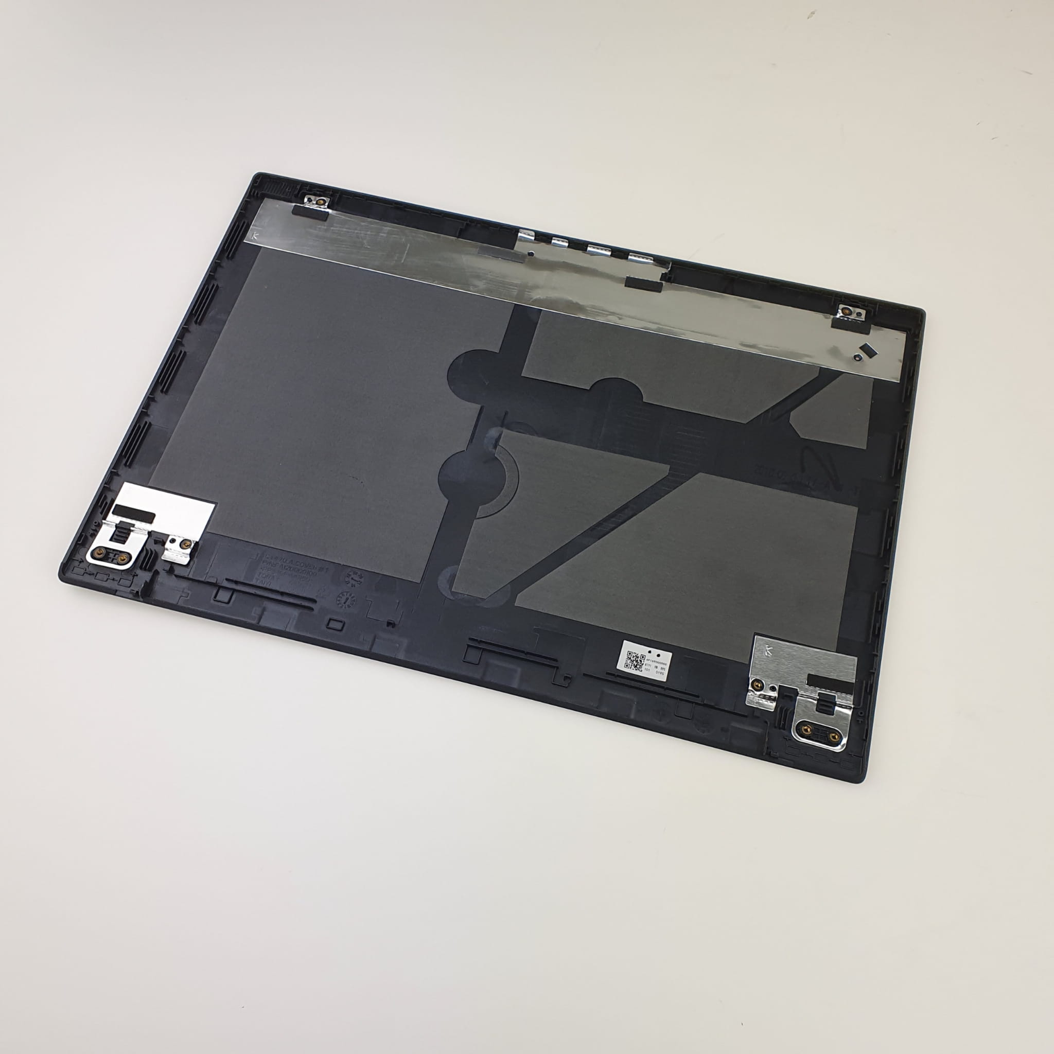 Nowa Klapa Matrycy Lenovo ThinkPad T480 4 Wewnętrzna strona czarnej klapy matrycy Lenovo ThinkPad T480 pod kątem