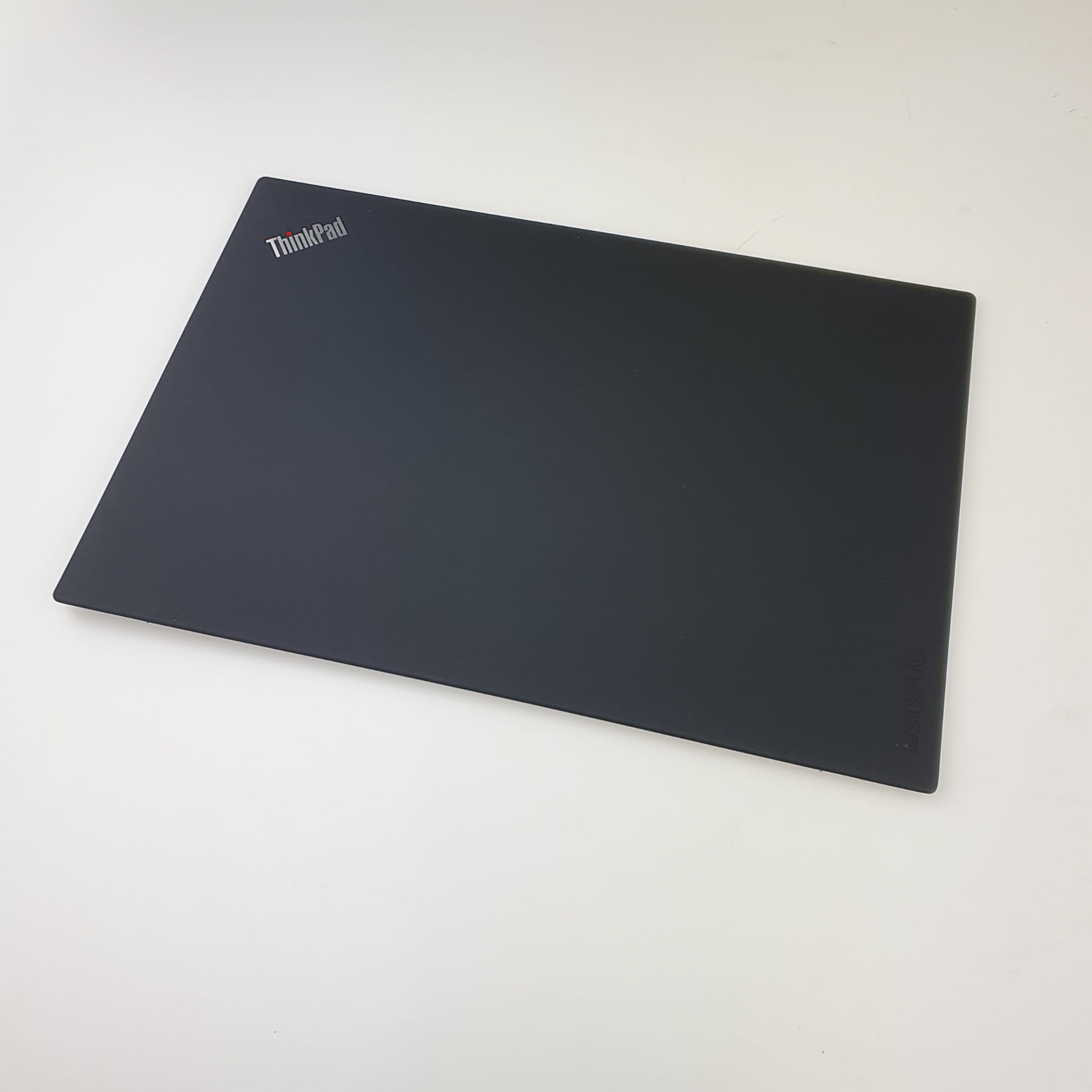 Nowa Klapa Matrycy Lenovo ThinkPad T480 5 Czarna klapa matrycy Lenovo ThinkPad T480 widoczna pod kątem