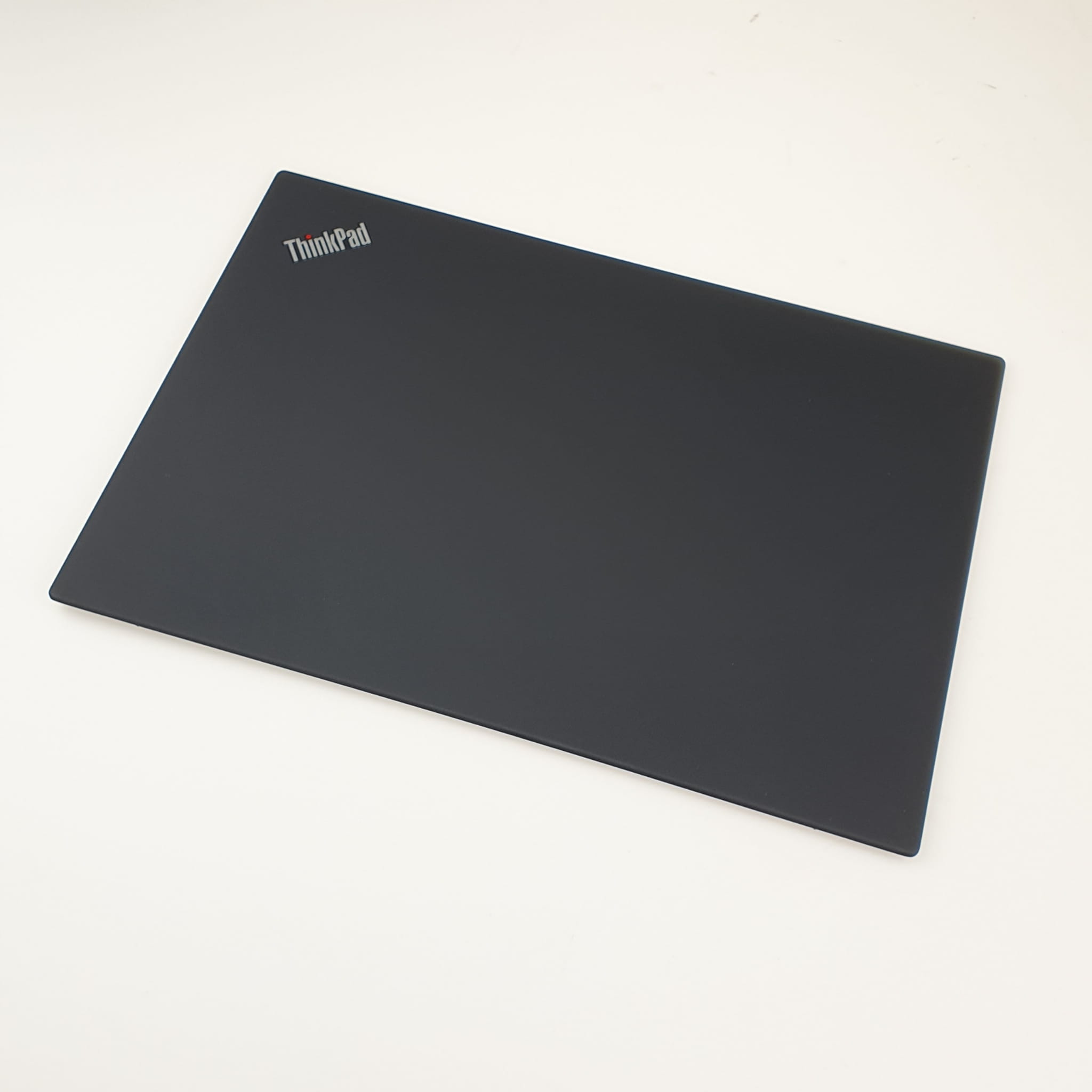 Nowa Klapa Matrycy Lenovo ThinkPad T490 3 Czarna pokrywa matrycy Lenovo ThinkPad T490 z logo ThinkPad, ujęcie pod kątem