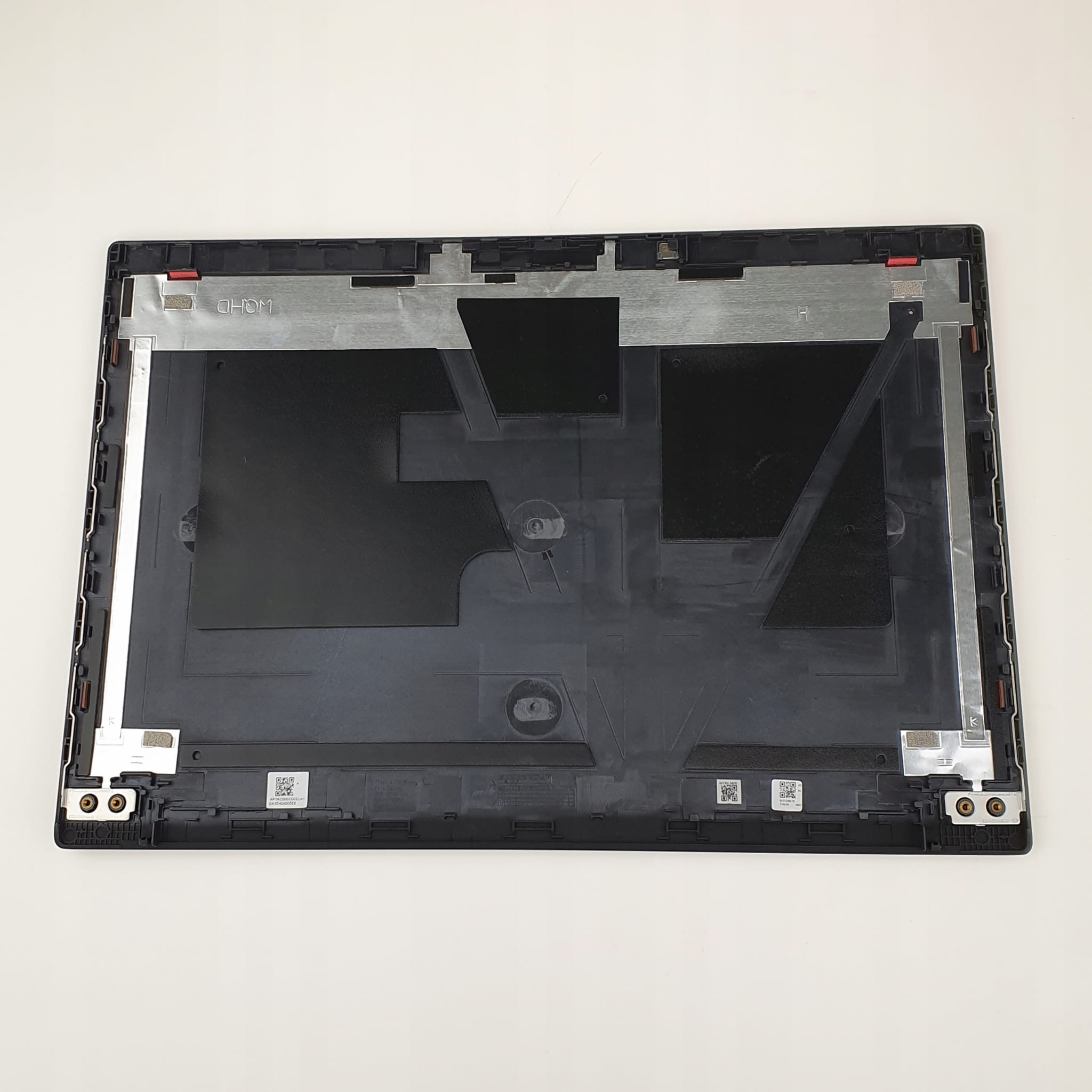 Nowa Klapa Matrycy Lenovo ThinkPad T490 4 Wewnętrzna strona klapy matrycy Lenovo ThinkPad T490 z mocowaniami i taśmami