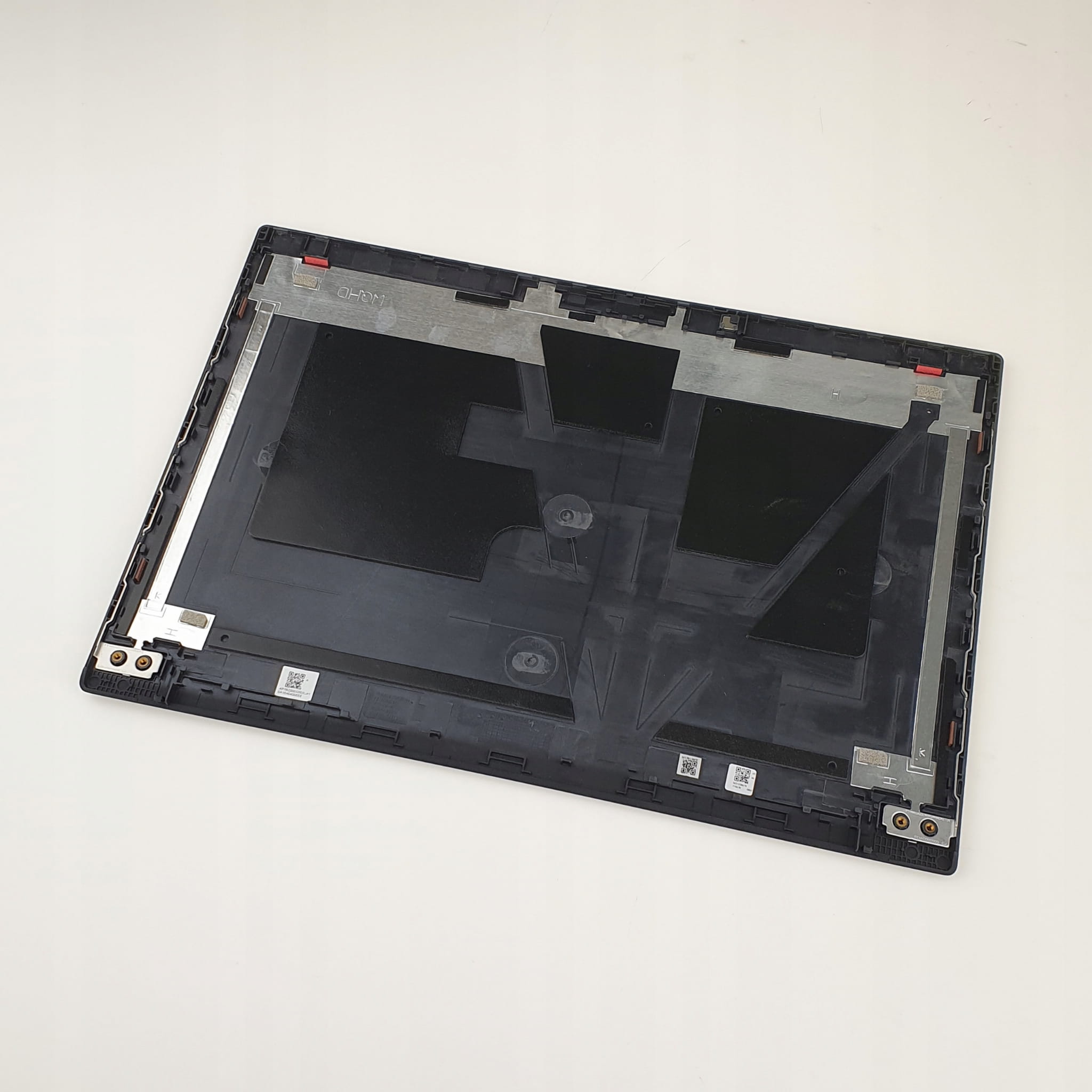 Nowa Klapa Matrycy Lenovo ThinkPad T490 5 Wewnętrzna strona obudowy matrycy Lenovo ThinkPad T490 widoczna pod kątem
