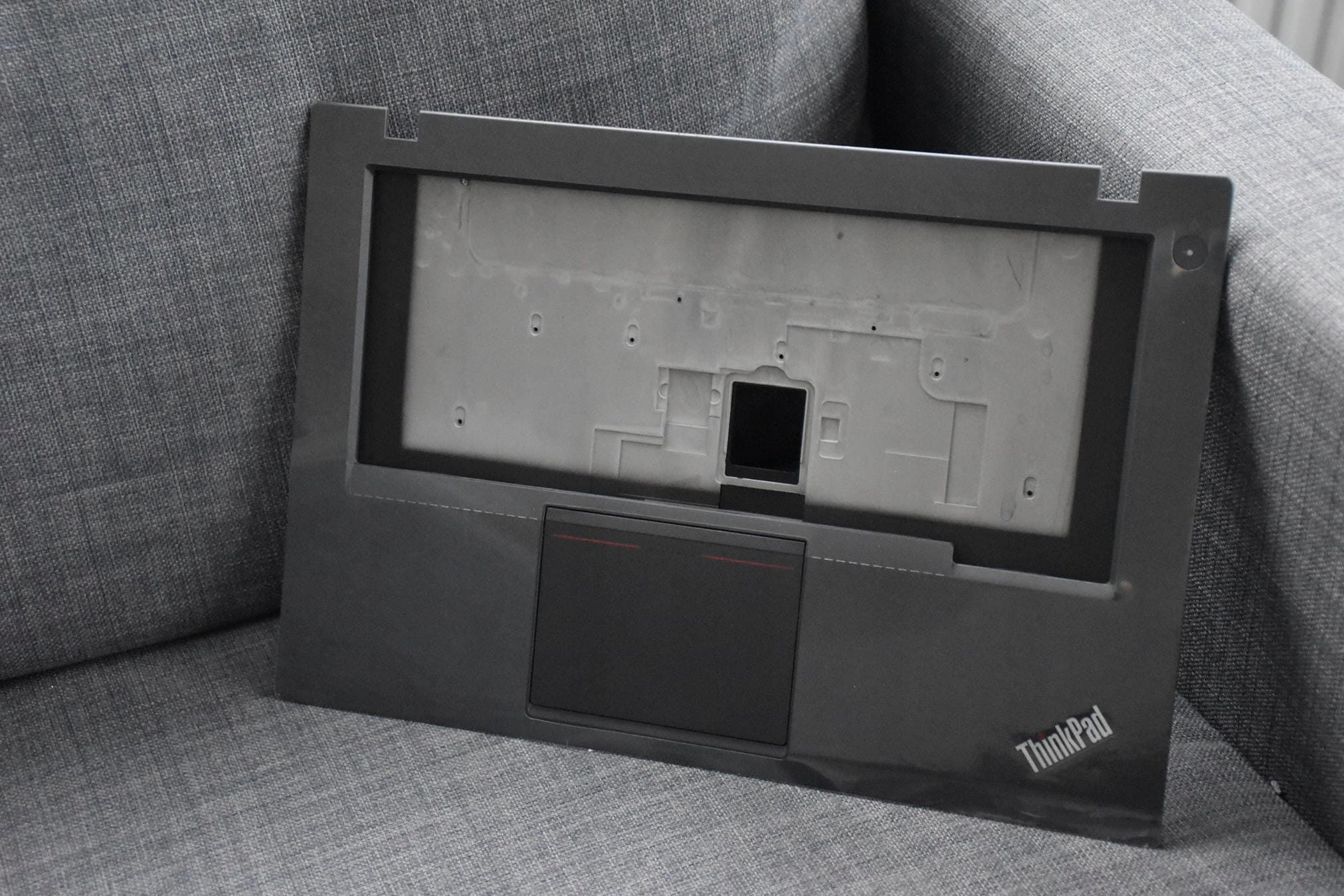 Nowy Palmrest TouchPad Lenovo T450 3 Czarny palmrest Lenovo ThinkPad T450 z touchpadem ustawiony na fotelu