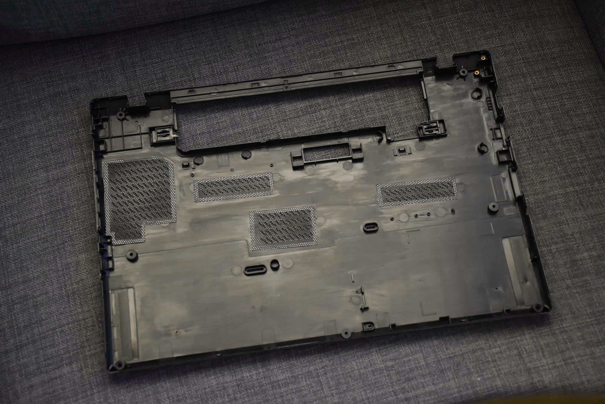 Nowa Dolna Pokrywa Lenovo T440s 2 Wewnętrzna strona dolnej pokrywy Lenovo ThinkPad T440s z otworami wentylacyjnymi