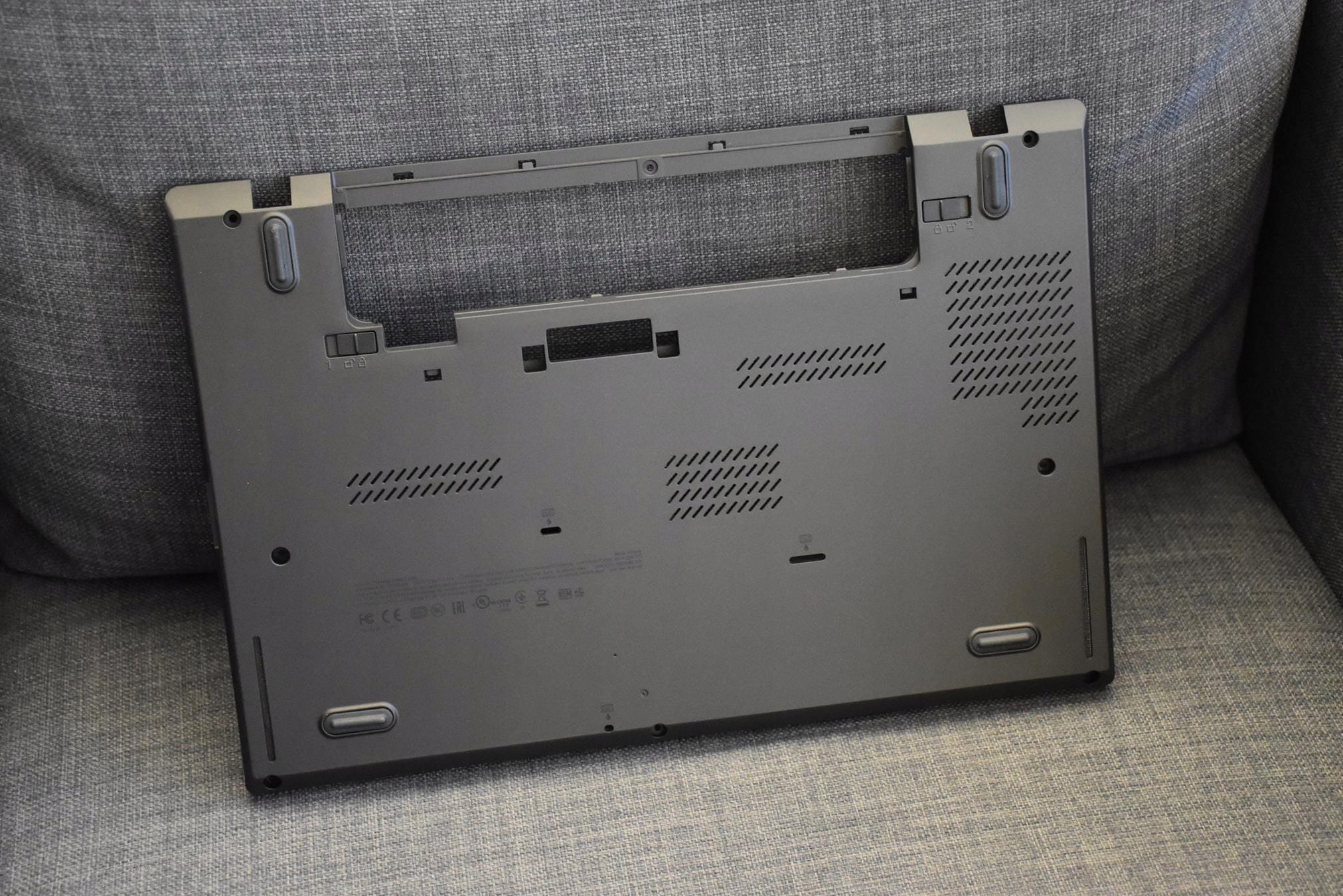 Nowa Dolna Pokrywa Lenovo T440s 3 Dolna pokrywa Lenovo ThinkPad T440s od zewnętrznej strony z otworami wentylacyjnymi