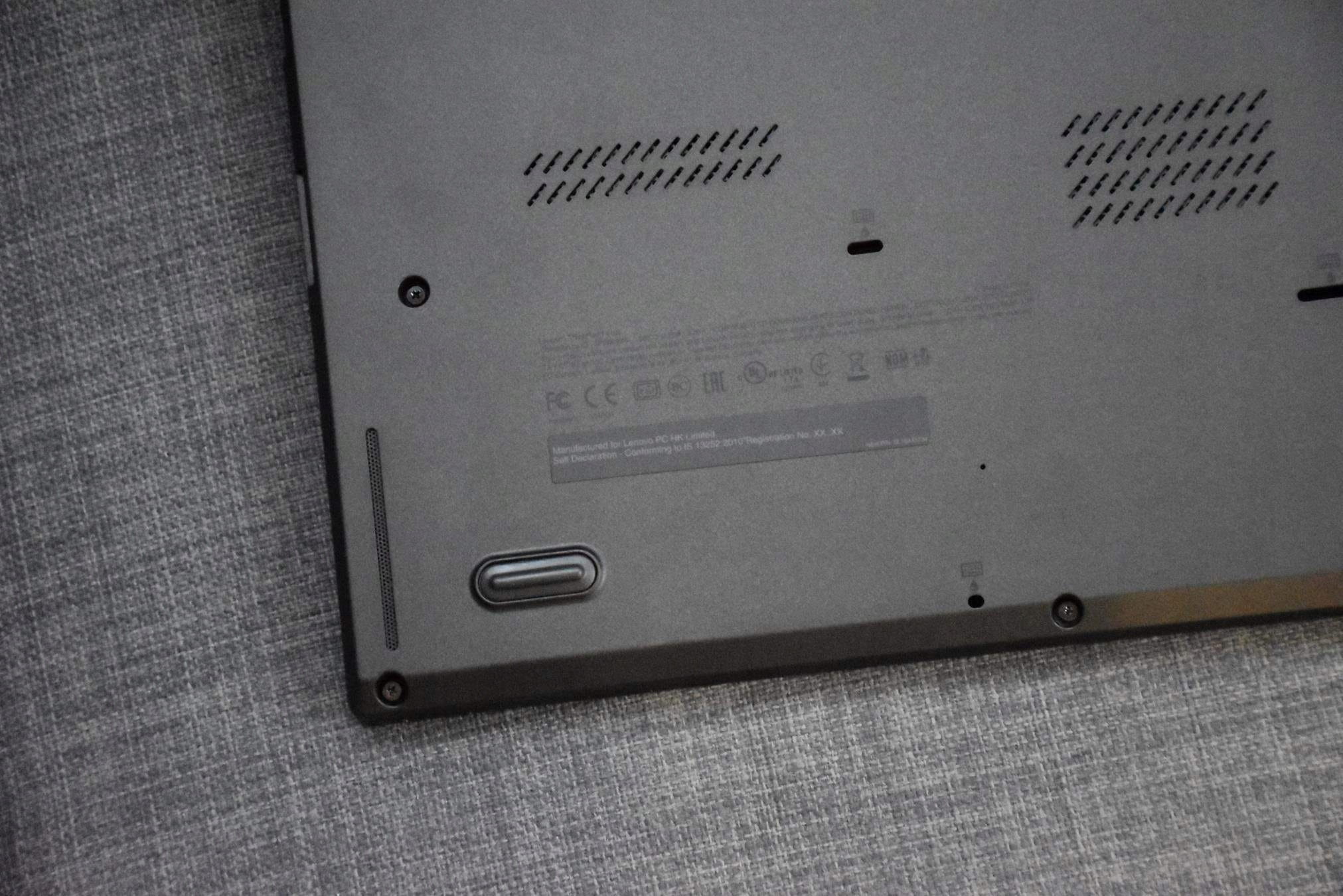 Nowa Dolna Pokrywa Lenovo T440s 4 Zbliżenie dolnej pokrywy Lenovo ThinkPad T440s z oznaczeniami i gumową nóżką