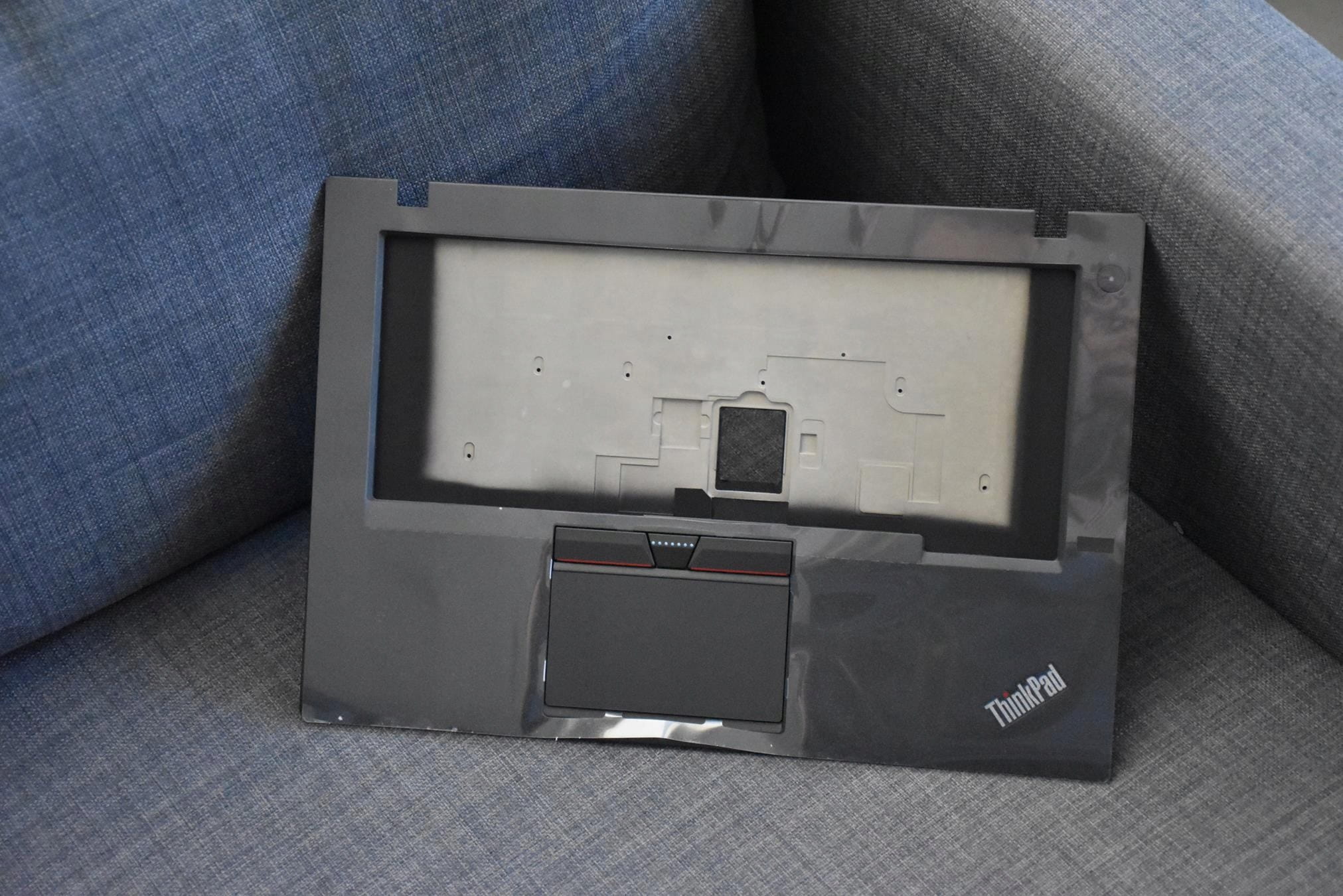 Nowy Palmrest TouchPad Lenovo T460 3 Palmrest Lenovo ThinkPad T460 z touchpadem ustawiony na ciemnej kanapie