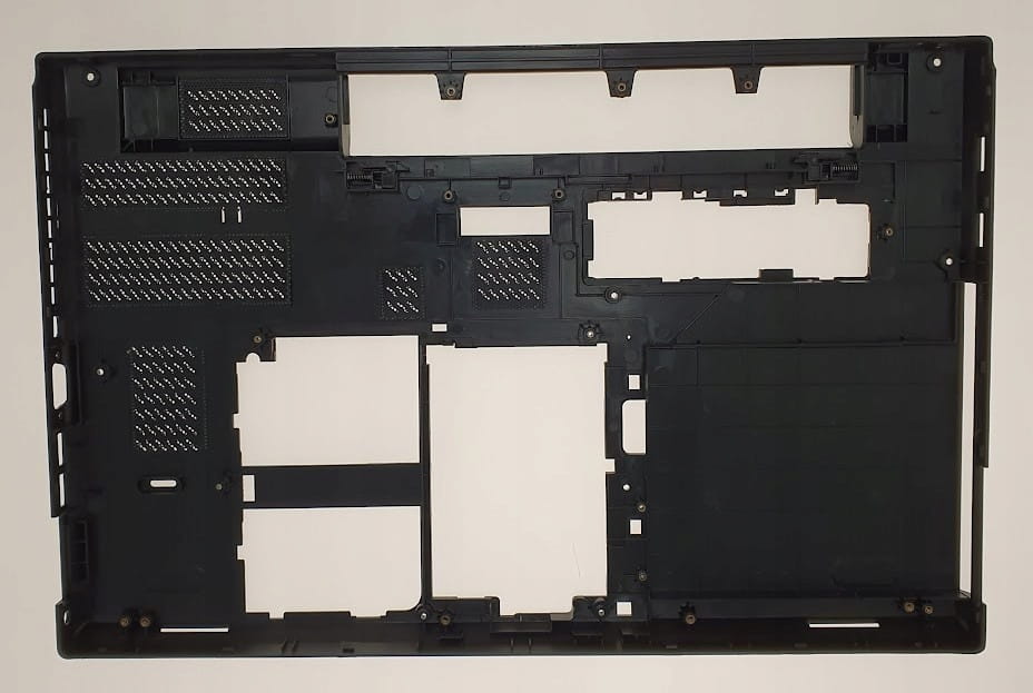 Nowa Dolna Obudowa Kadłubek Lenovo ThinkPad T540p W540 W541 2 Wewnętrzna strona czarnej dolnej obudowy Lenovo ThinkPad T540p W540 W541 z mocowaniami i otworami