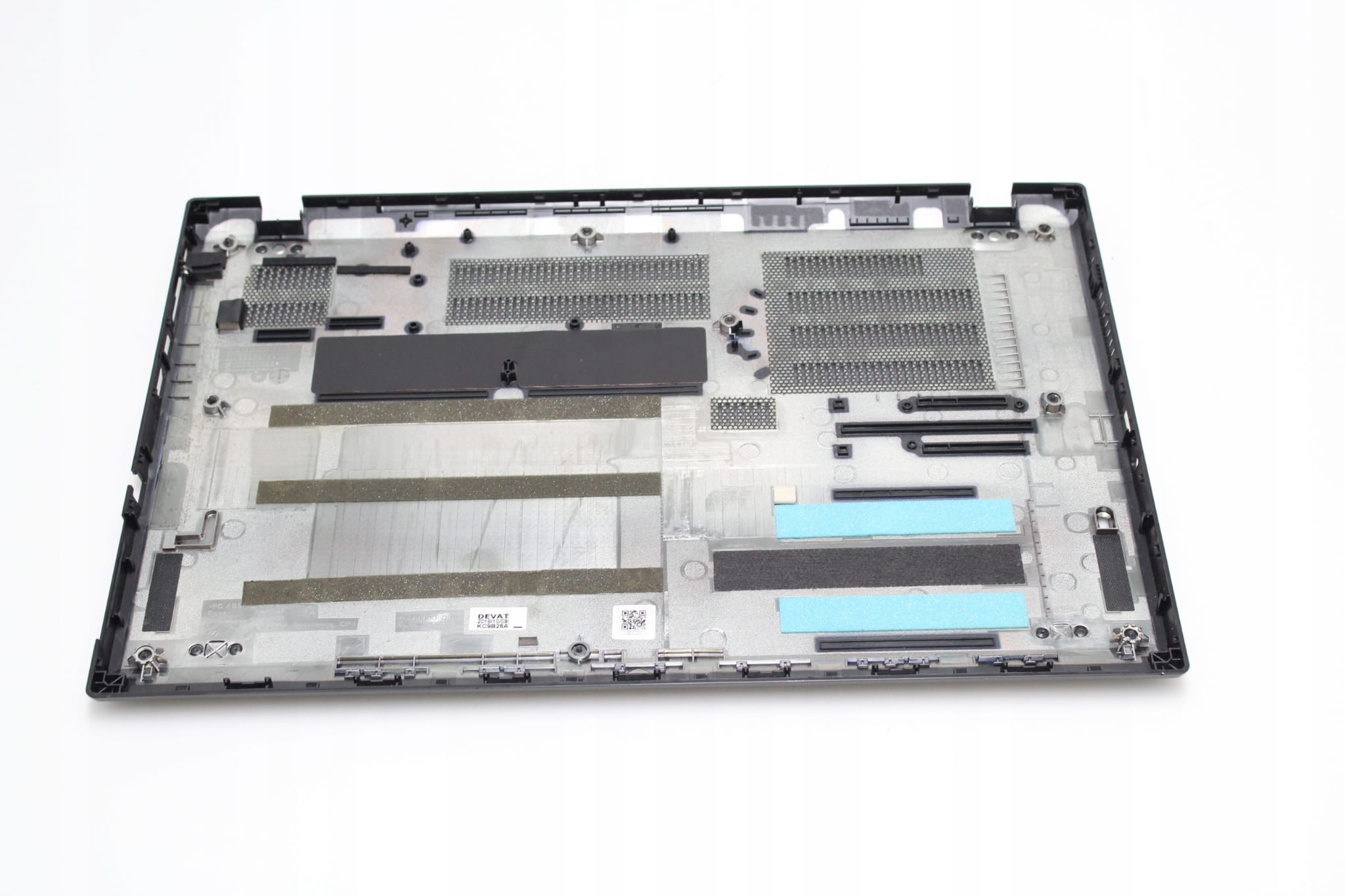 Nowa Dolna Pokrywa Lenovo ThinkPad L580 L590 5 Wewnętrzna strona dolnej pokrywy Lenovo ThinkPad L580 i L590 z otworami wentylacyjnymi