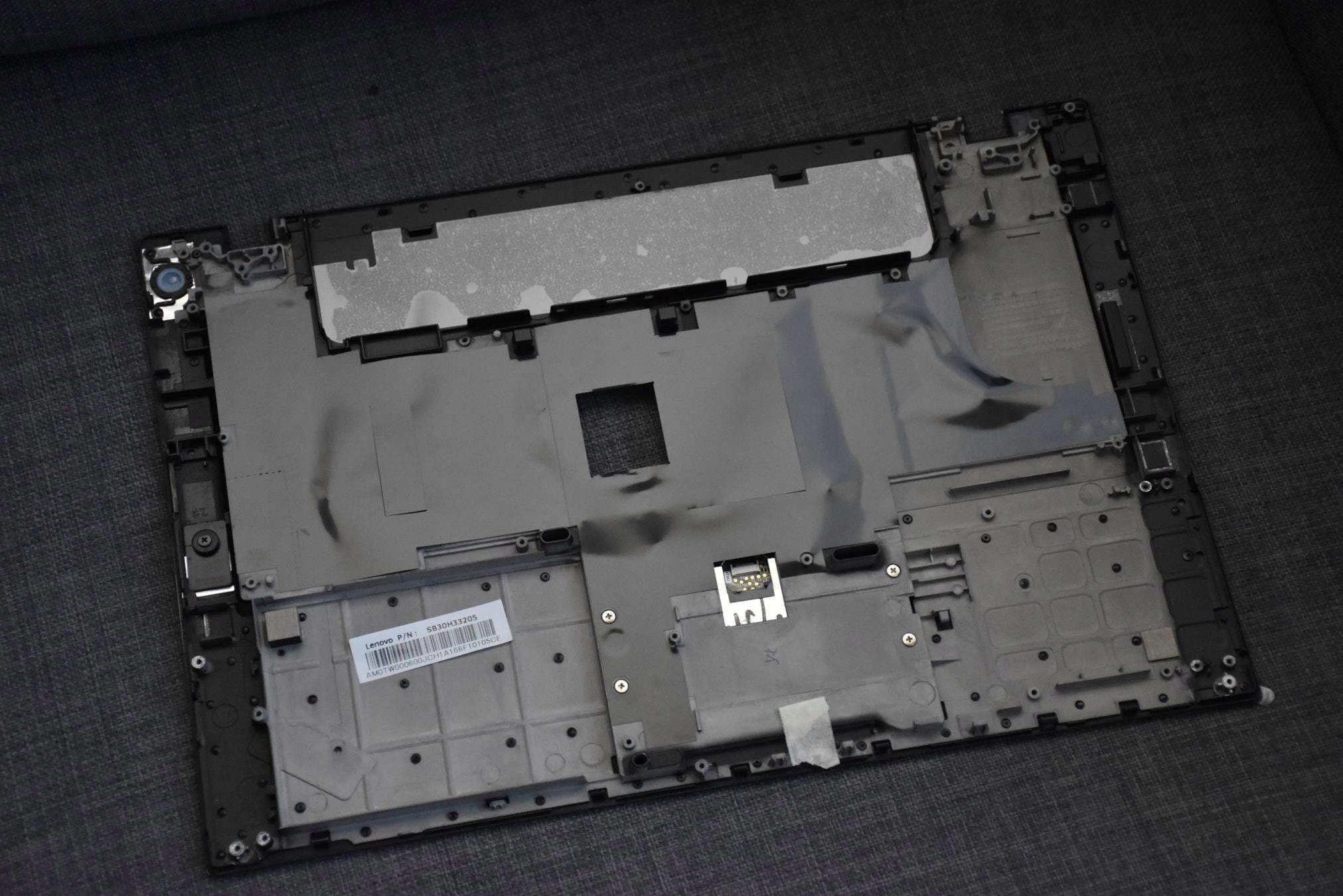 Nowy Palmrest TouchPad Lenovo T450s T440s 2 Spodnia strona palmrestu Lenovo ThinkPad T440s i T450s z mocowaniami TouchPada