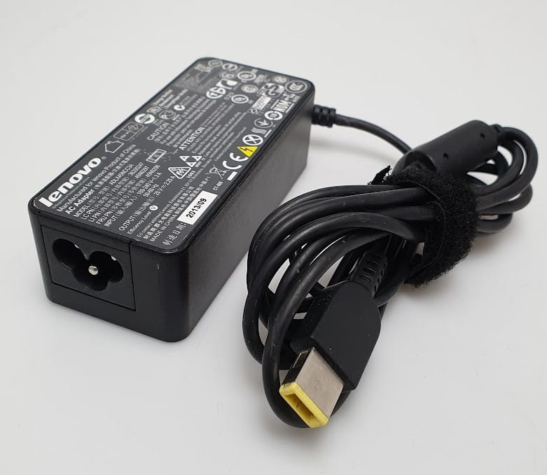 Zasilacz Lenovo 20V 2.25A 45W 2 Zasilacz Lenovo z etykietą, przewodem i prostokątnym żółtym wtykiem