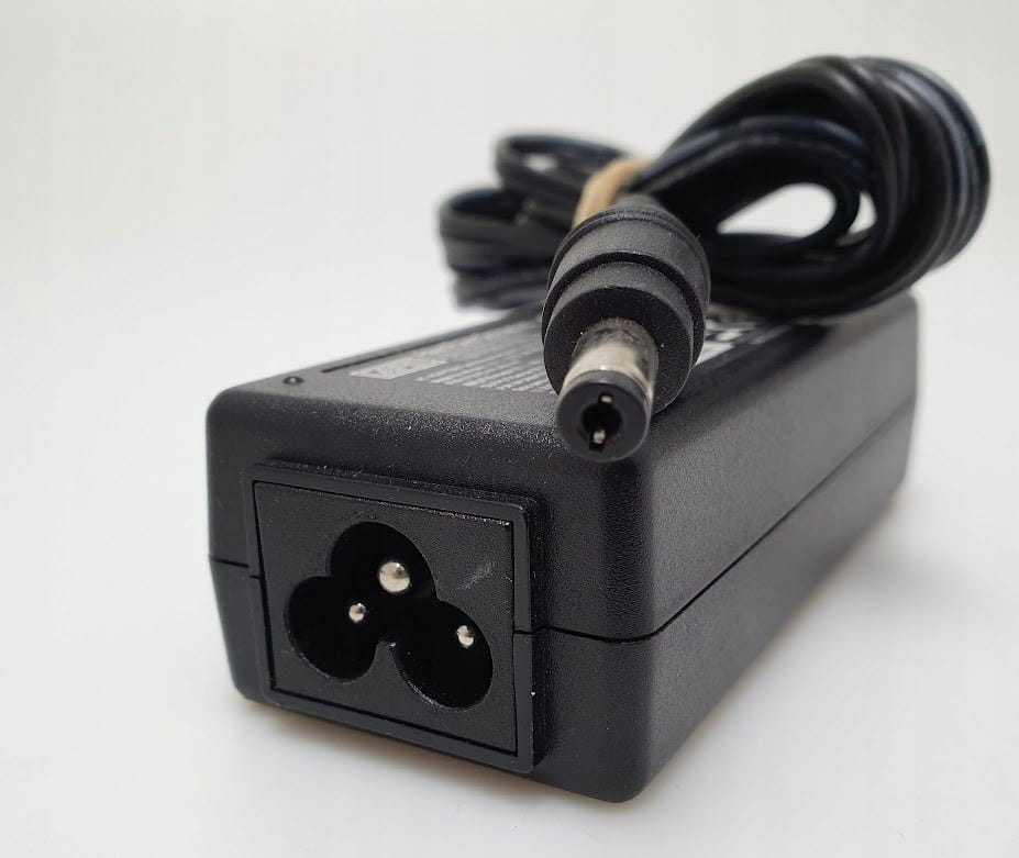 Zasilacz Asian APD LED 12V - 2.5A 30W 4 Zbliżenie okrągłej wtyczki i gniazda zasilania w czarnym zasilaczu Asian APD LED