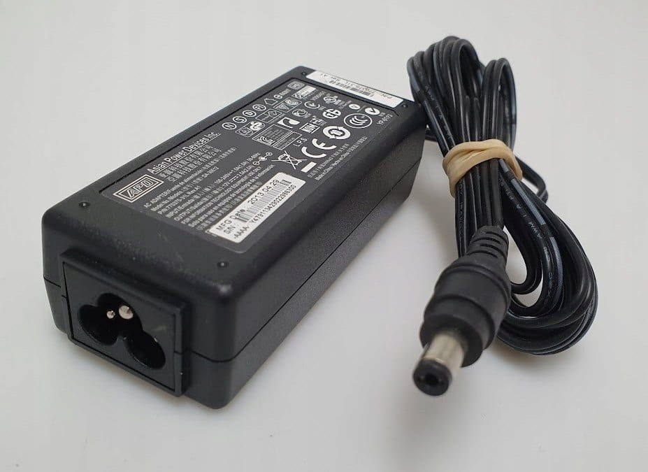 Zasilacz Asian APD LED 12V - 2.5A 30W 5 Czarny zasilacz Asian APD LED z widoczną etykietą, przewodem i okrągłą wtyczką