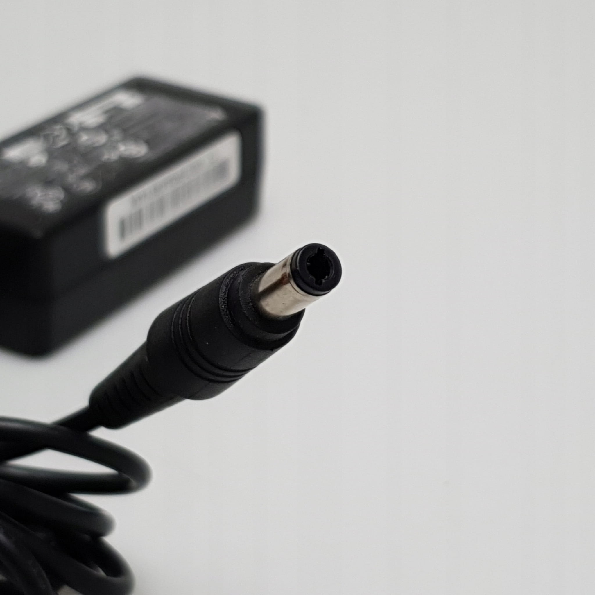 Zasilacz Delta ADP-36JH | 12V 3A 36W | 5.5 x 2.5mm 3 Zbliżenie okrągłego wtyku DC 5,5 × 2,5 mm zasilacza Delta