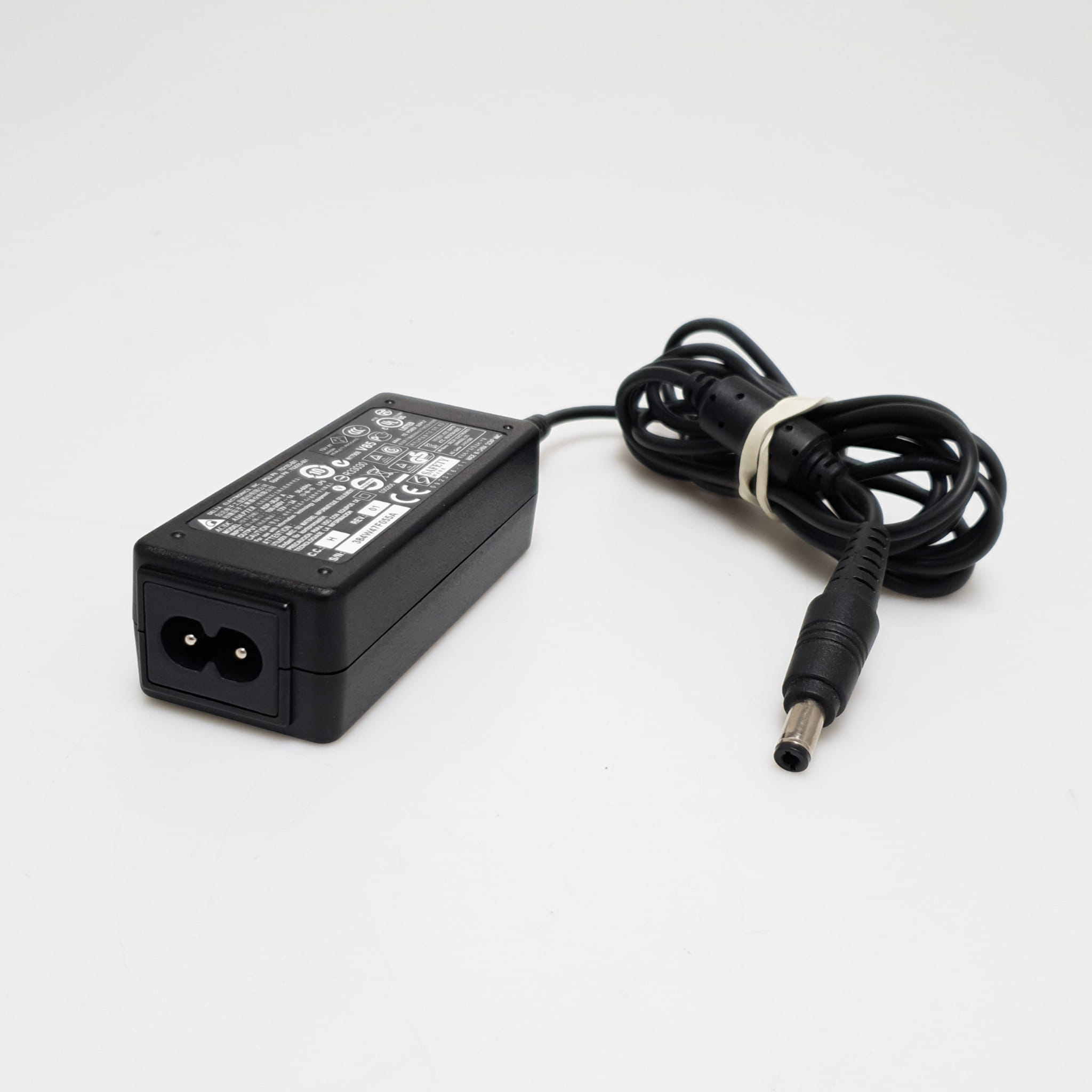 Zasilacz Delta ADP-36JH | 12V 3A 36W | 5.5 x 2.5mm 4 Zasilacz Delta ADP-36JH z widoczną etykietą, przewodem i wtykiem DC