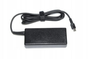 Czarny zasilacz do laptopa USB-C z przewodem zakończonym wtykiem USB-C