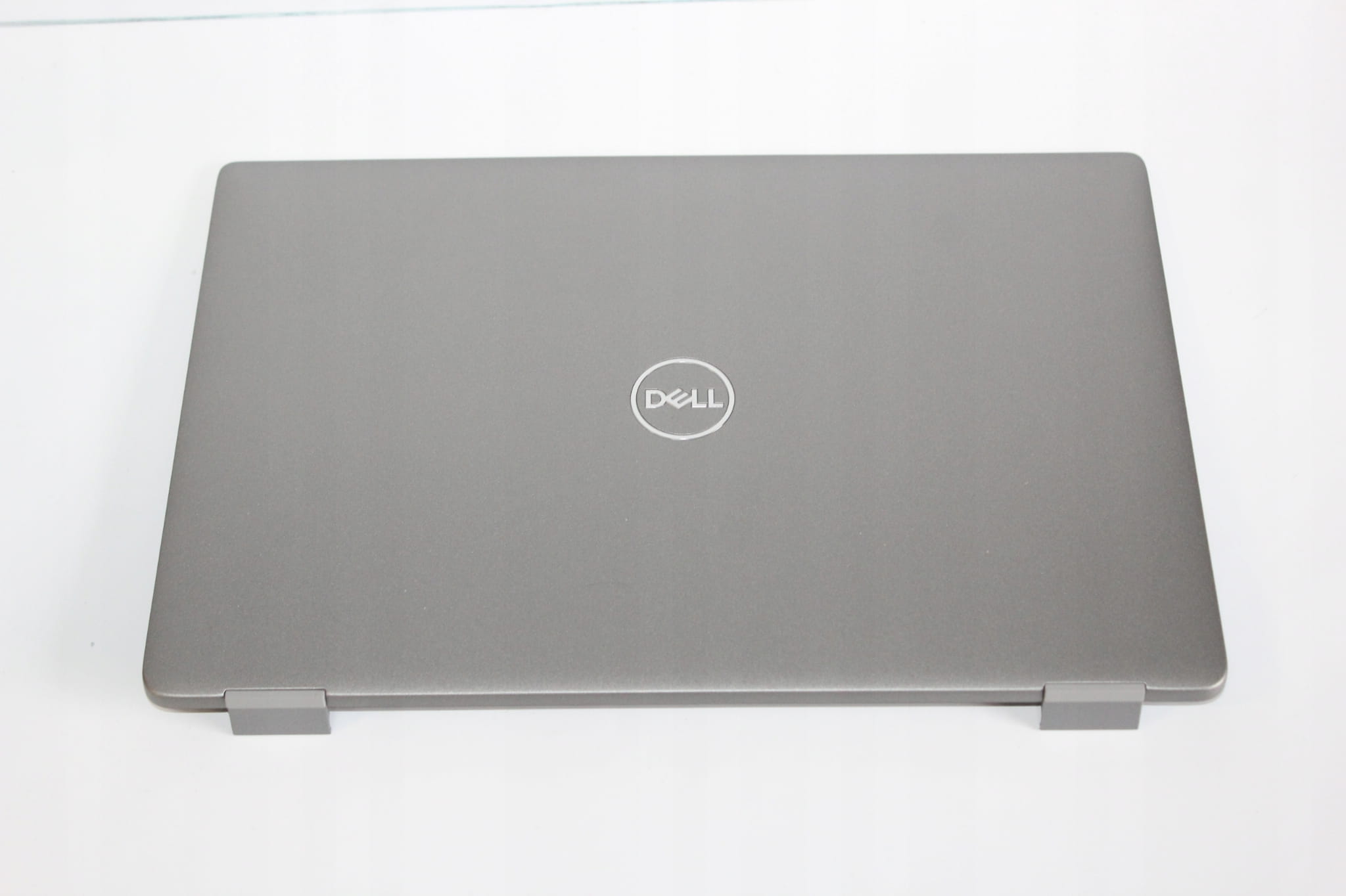 Nowa Klapa Matrycy do Dell Latitude 5320 | 0GR18W 3 Szara zewnętrzna klapa matrycy Dell Latitude 5320 widoczna od strony logo