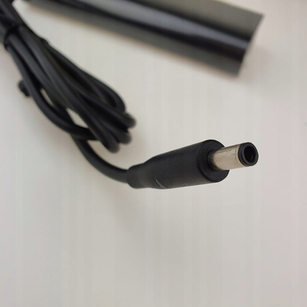 Nowy Zasilacz Dell 19.5V 6.67A 130W | XPS Precision Inspiron 3 Zbliżenie na okrągłą wtyczkę przewodu zasilacza Dell