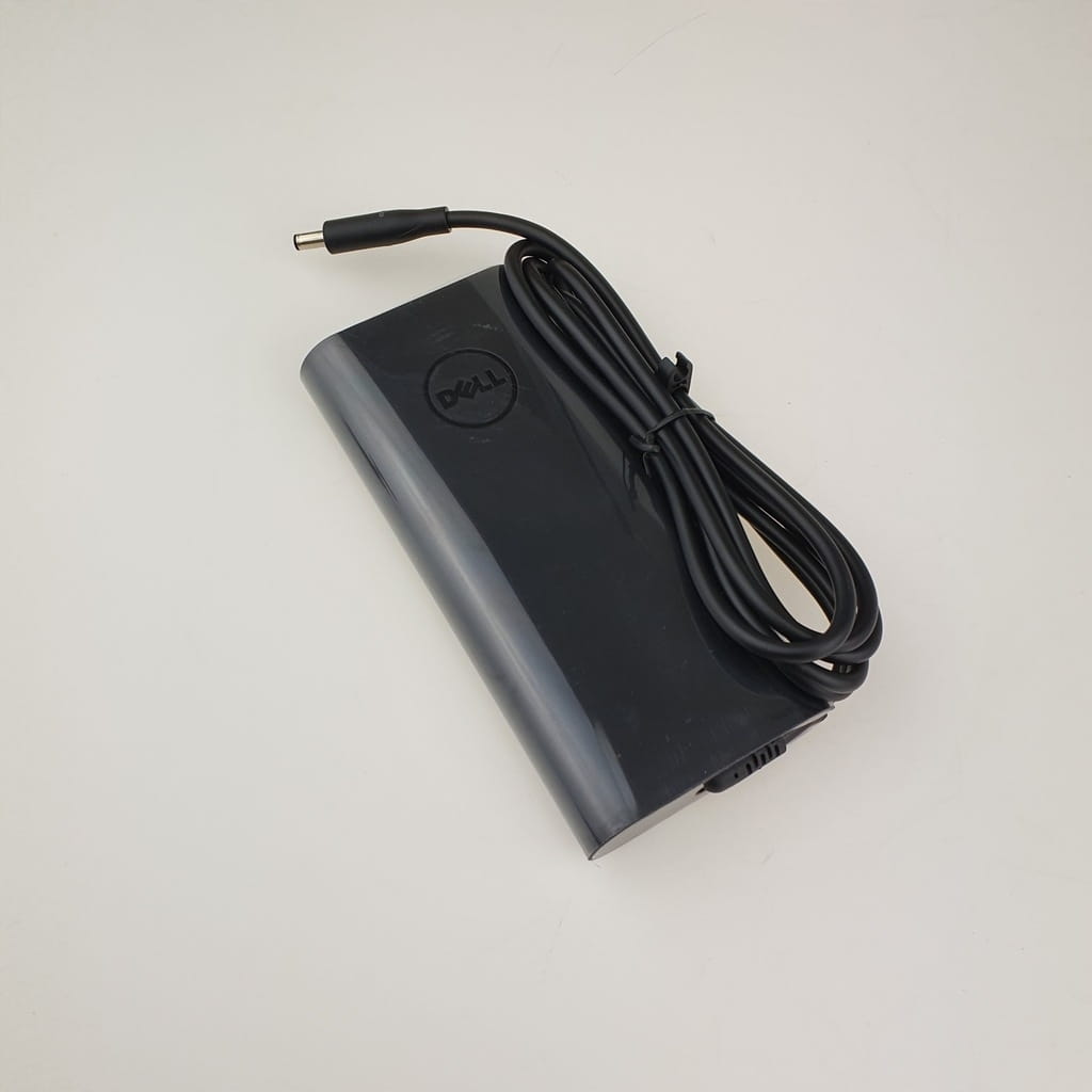 Nowy Zasilacz Dell 19.5V 6.67A 130W | XPS Precision Inspiron 4 Czarny zasilacz Dell 130W z przewodem na jasnym tle