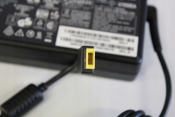 Oryginalny Zasilacz Lenovo | ADL135NLC3A | Slim Tip | 20V 6.75A | 135W 3 Zbliżenie żółtej prostokątnej końcówki Slim Tip zasilacza Lenovo