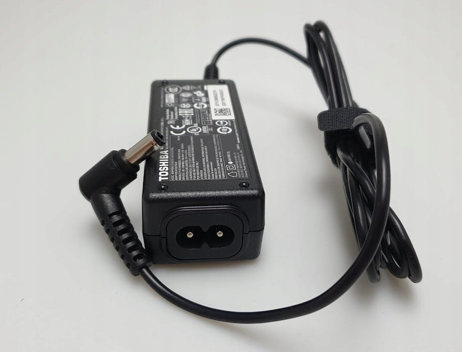 Oryginalny Zasilacz Toshiba 19V 2.37A 45W - 5.5mm x 2.5mm 2 Zasilacz Toshiba 45W z widocznym gniazdem zasilania i zwiniętym przewodem