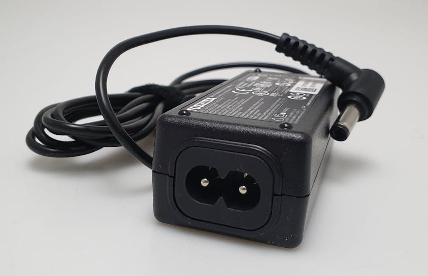 Oryginalny Zasilacz Toshiba 19V 2.37A 45W - 5.5mm x 2.5mm 3 Zasilacz Toshiba 19V 2,37A z gniazdem zasilania i kątowym wtykiem